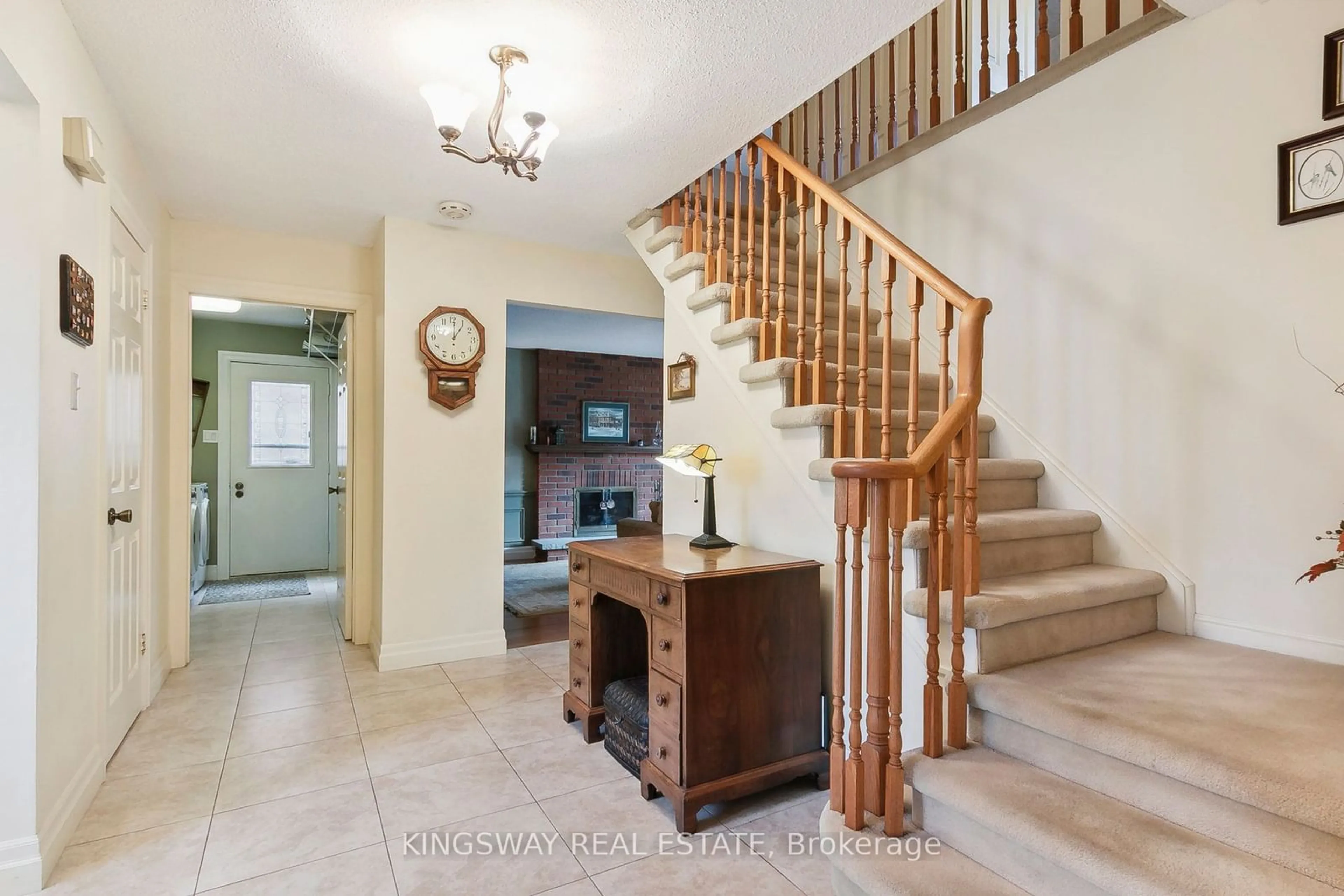 Indoor foyer, wood floors for 870 Chippenham Dr, Mississauga Ontario L5H 3S7