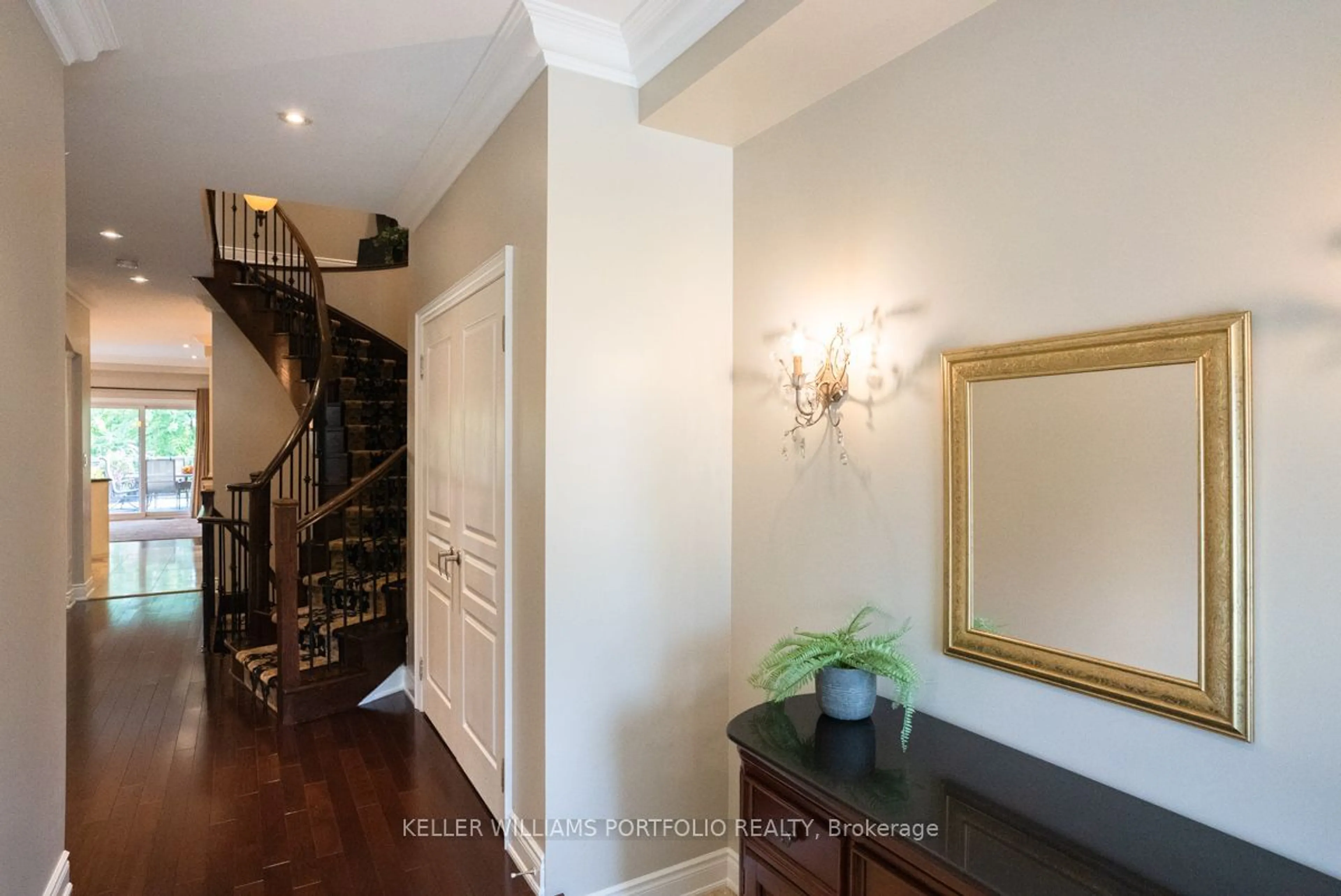 Indoor entryway, wood floors for 3122 Cardross Crt, Oakville Ontario L6M 0A1