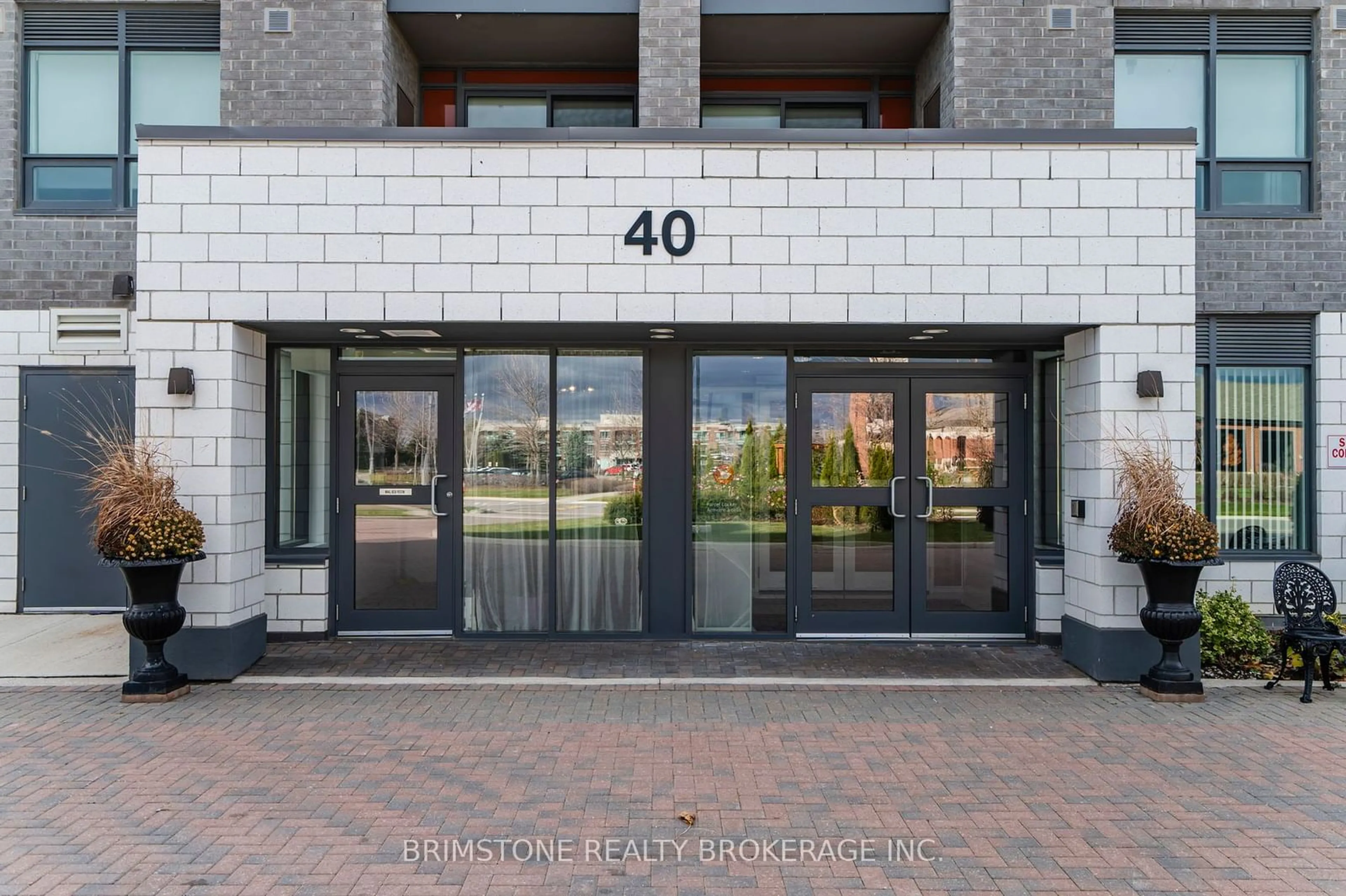 Indoor foyer, cement floor for 40 Via Rosedale #112, Brampton Ontario L6R 4A4