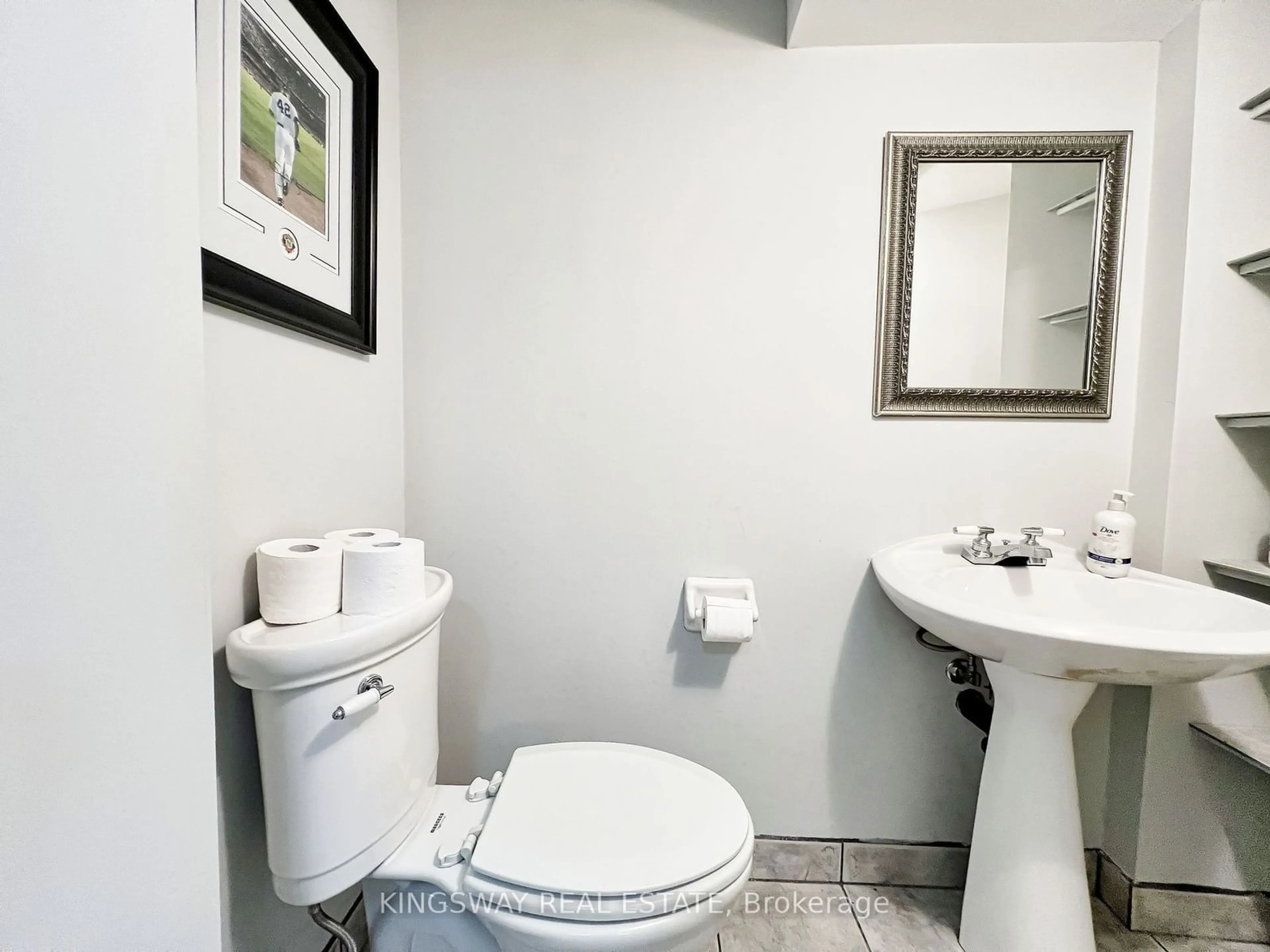 Standard bathroom for 3931 Stoneham Way, Mississauga Ontario L5N 6Y6