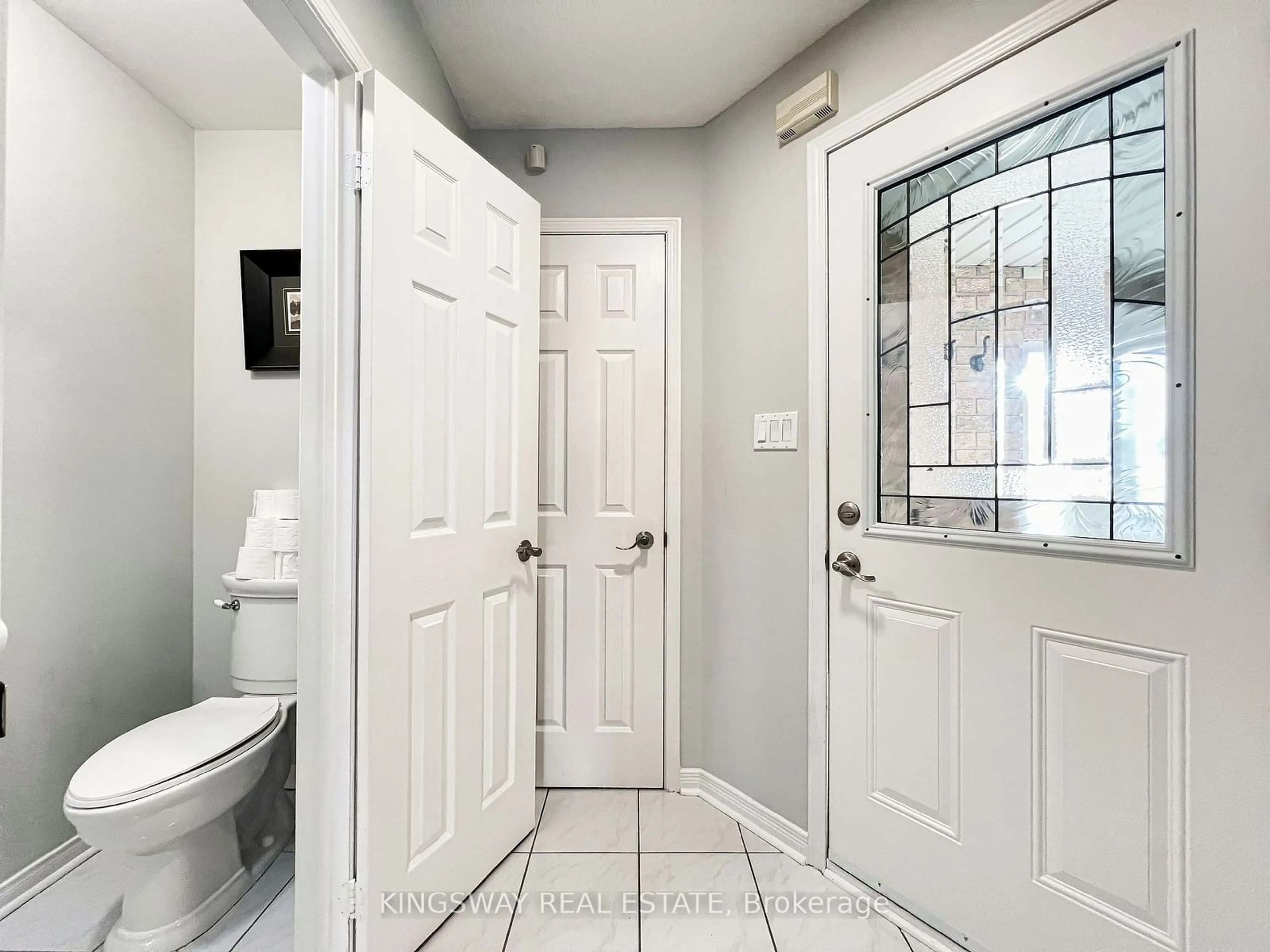 Bathroom, not visible floor for 3931 Stoneham Way, Mississauga Ontario L5N 6Y6