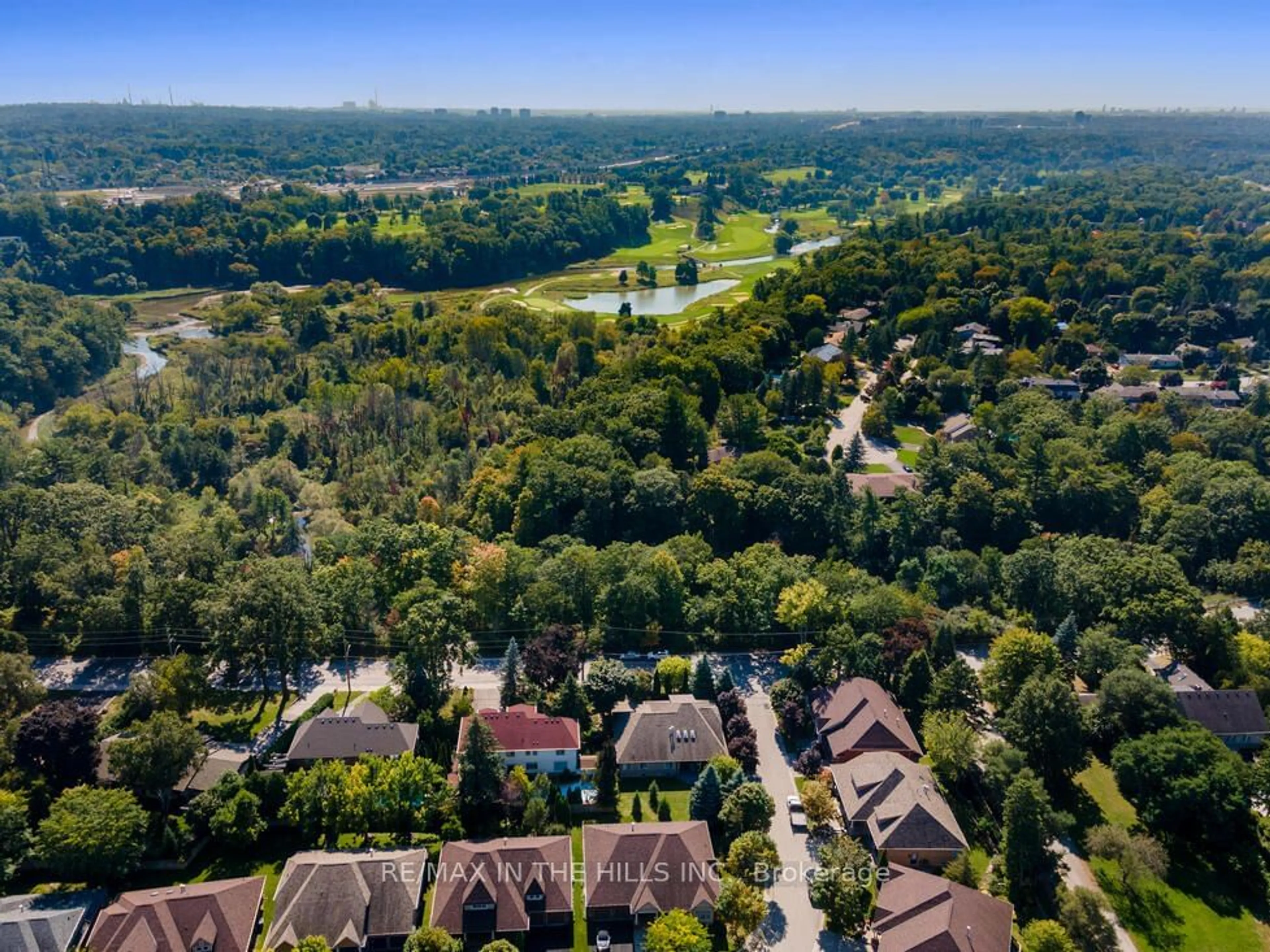 A pic from exterior of the house or condo, the view of city buildings for 2165 Stavebank Rd #27, Mississauga Ontario L5C 1T3