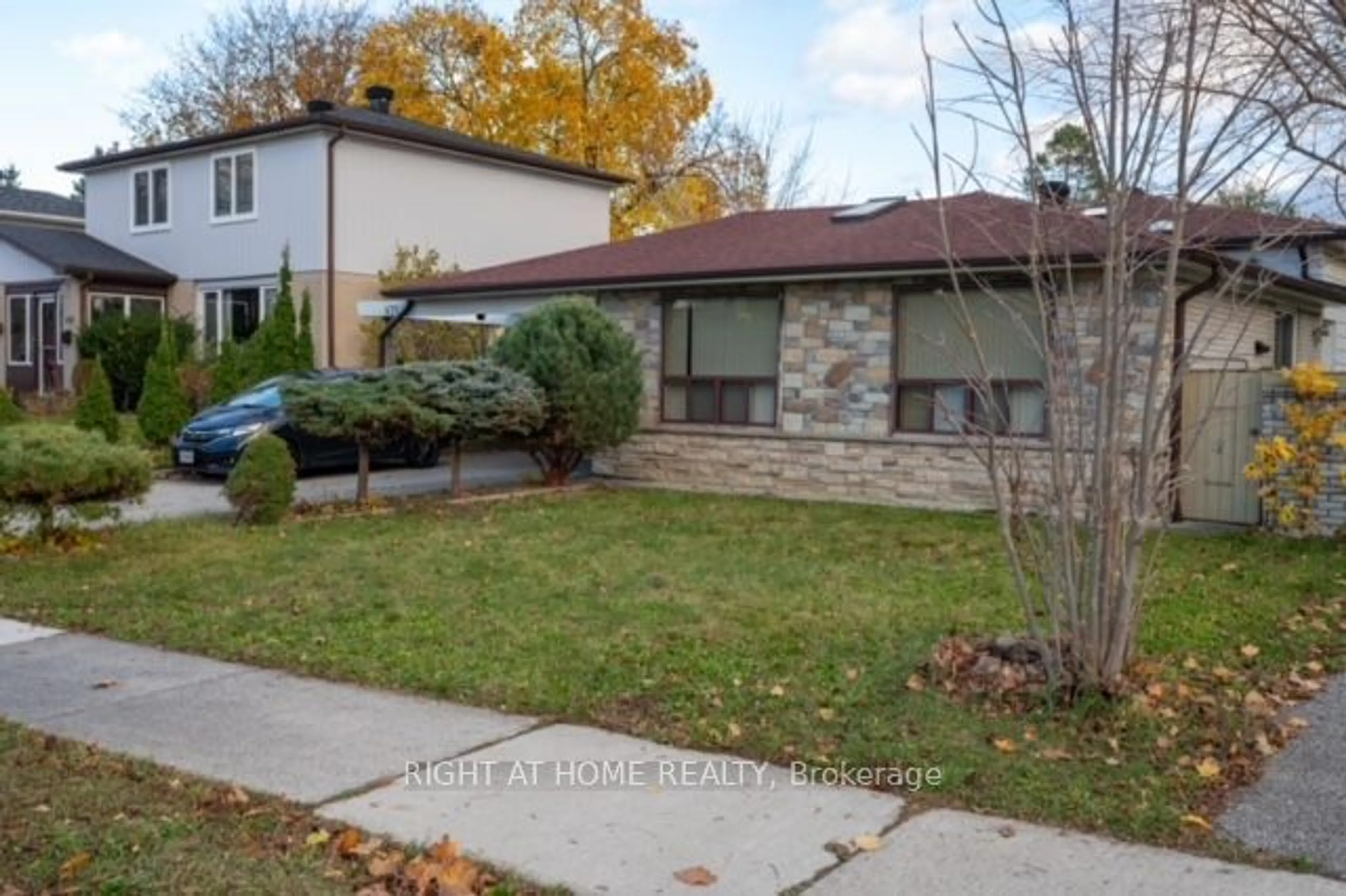 Frontside or backside of a home, the street view for 476 Tedwyn Dr, Mississauga Ontario L5A 1J7