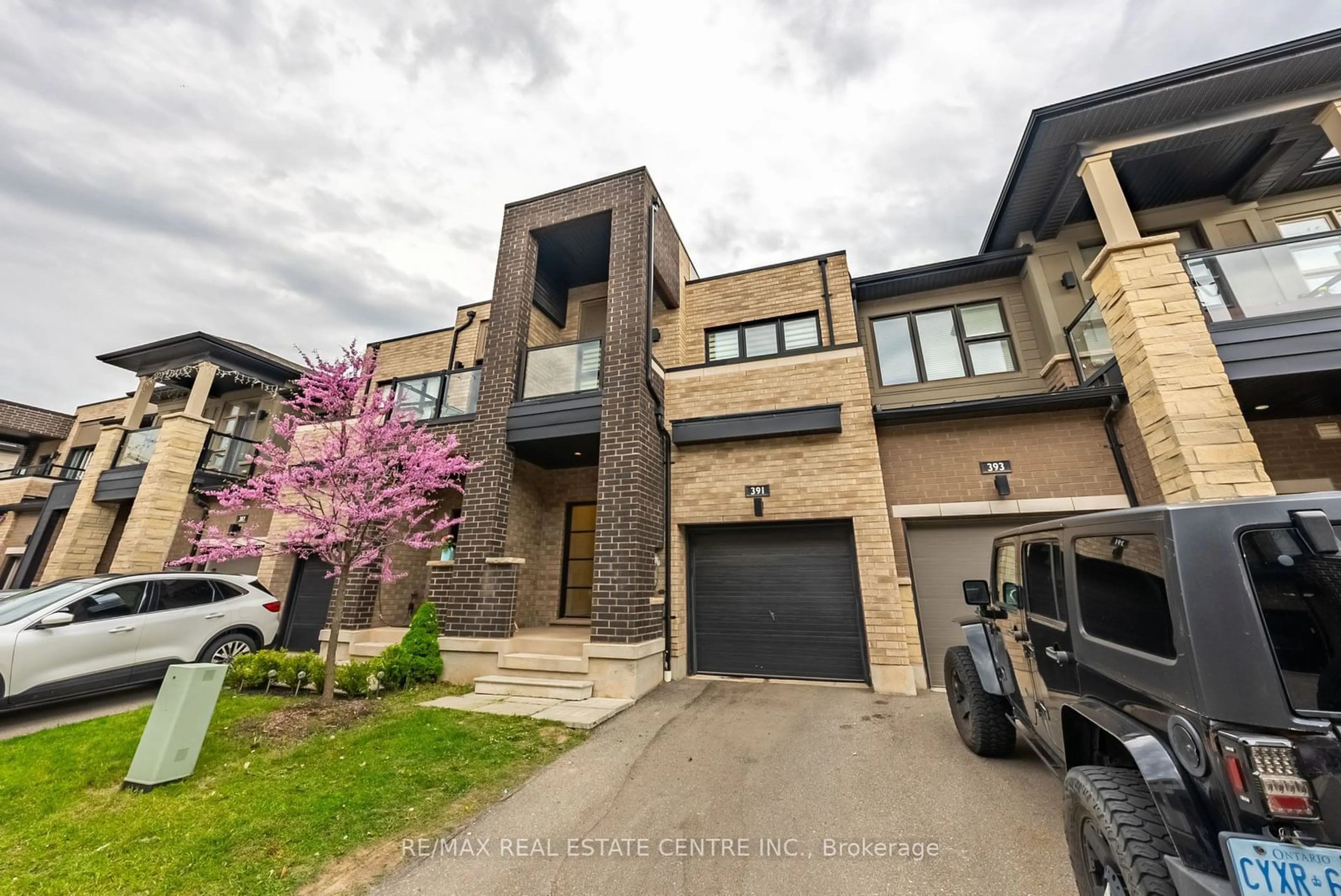 A pic from exterior of the house or condo, the street view for 391 Athabasca Common N/A, Oakville Ontario L6H 0R5