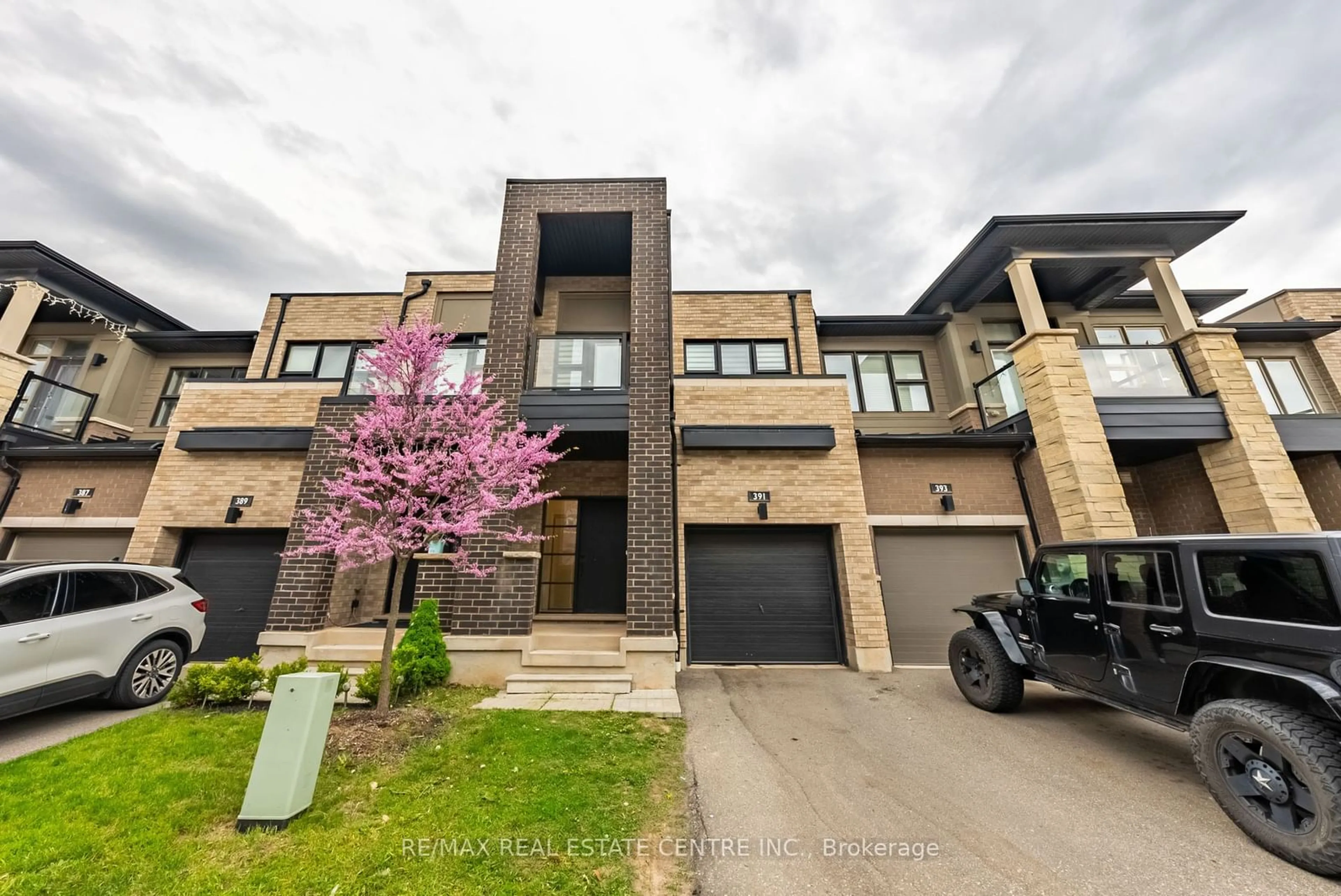 A pic from exterior of the house or condo, the street view for 391 Athabasca Common, Oakville Ontario L6H 0R5