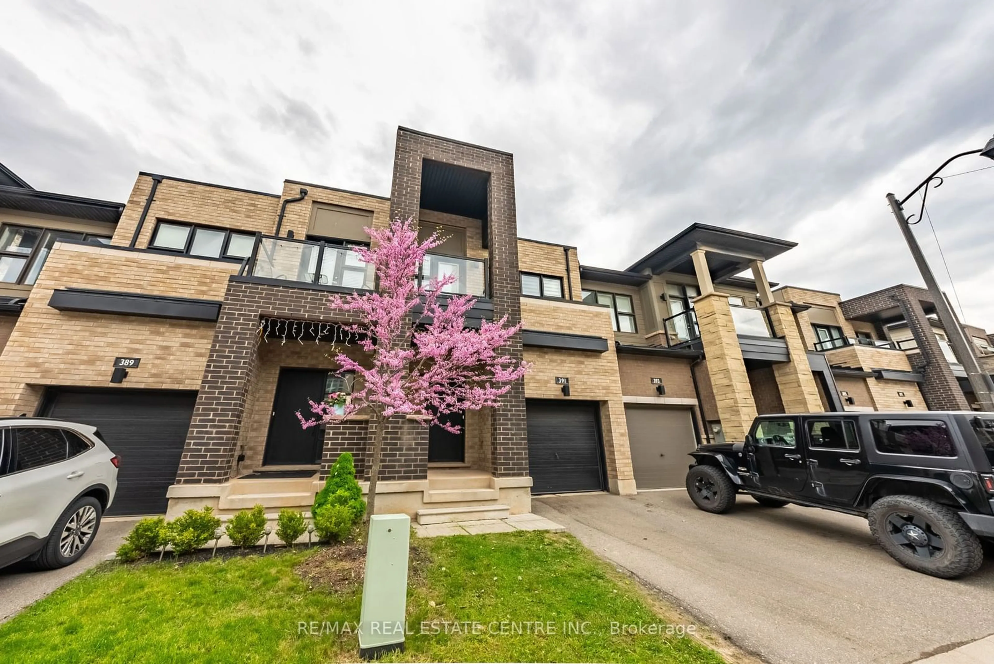 A pic from exterior of the house or condo, the street view for 391 Athabasca Common, Oakville Ontario L6H 0R5