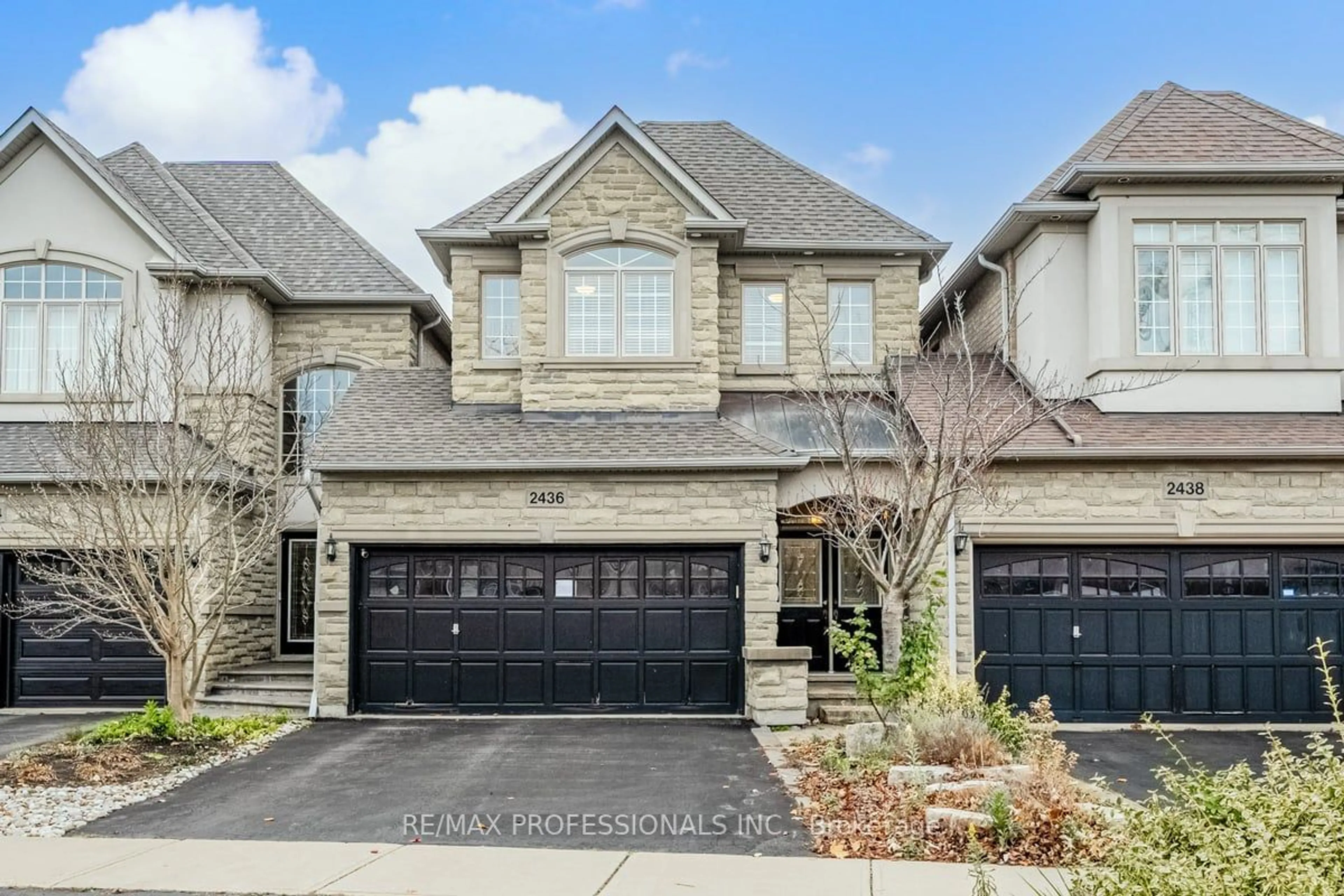 Frontside or backside of a home, cottage for 2436 Valleyridge Dr, Oakville Ontario L6M 5G7