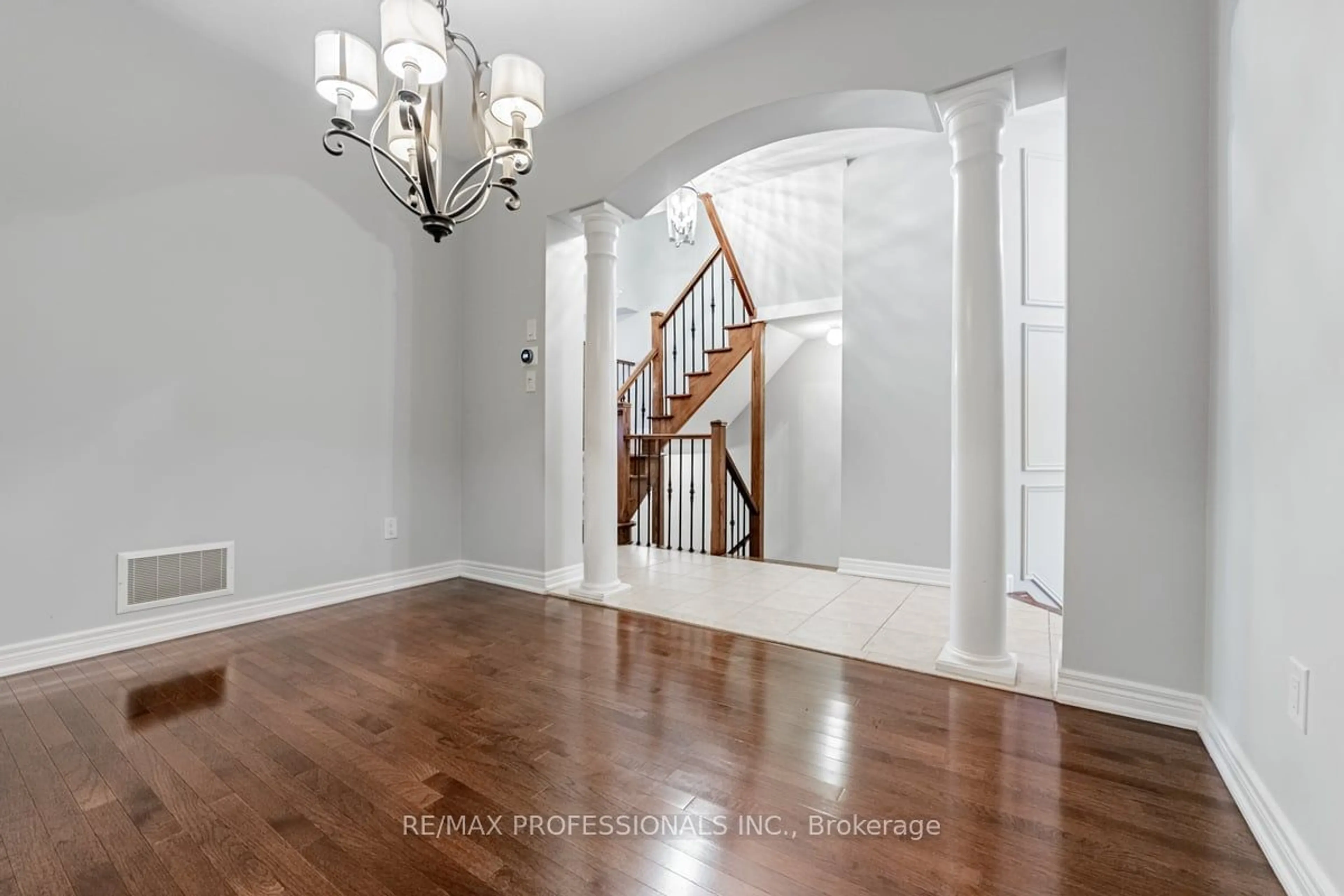 Indoor entryway, wood floors for 2436 Valleyridge Dr, Oakville Ontario L6M 5G7