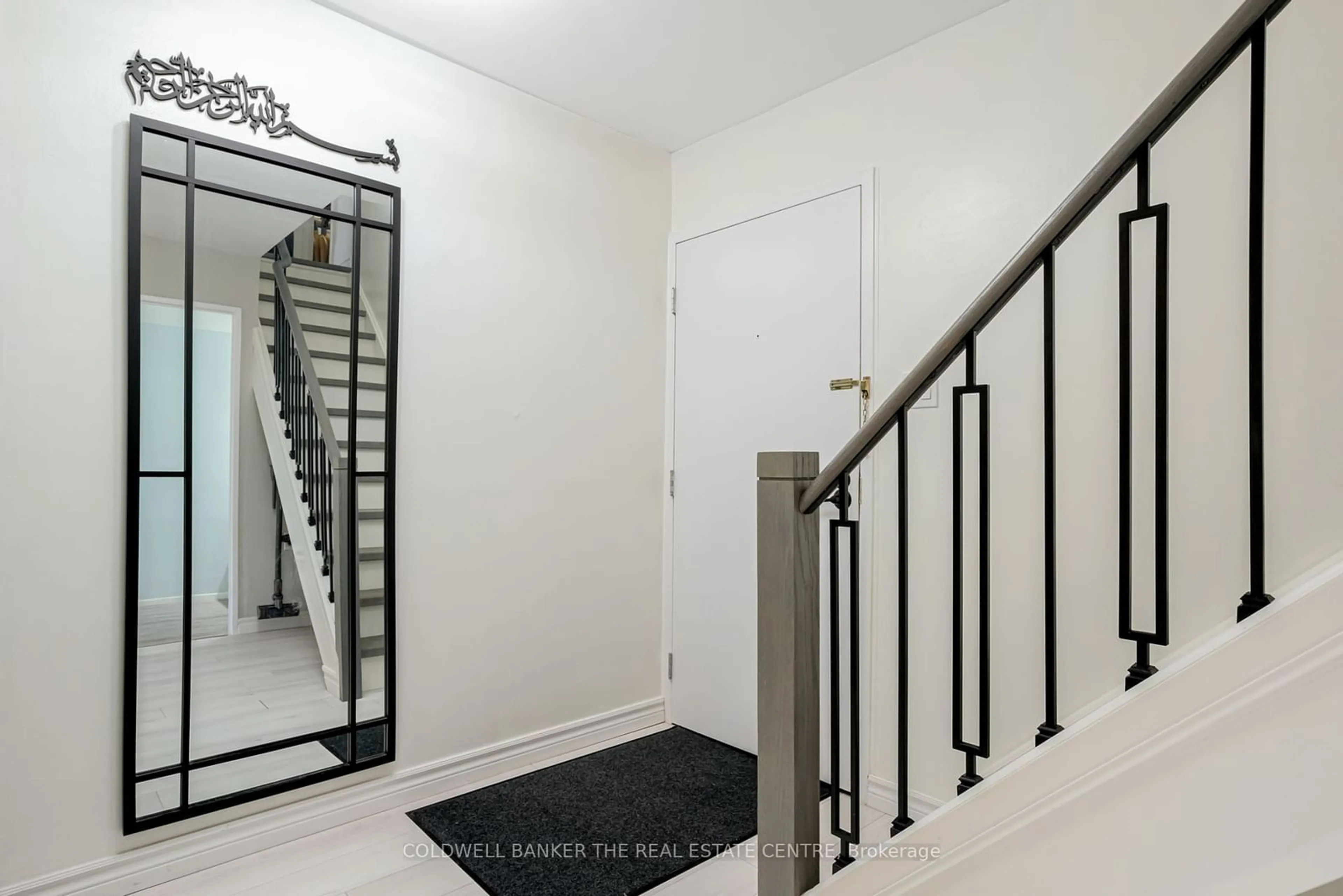 Indoor entryway, wood floors for 1300 Marlborough Crt #125, Oakville Ontario L6H 2S2