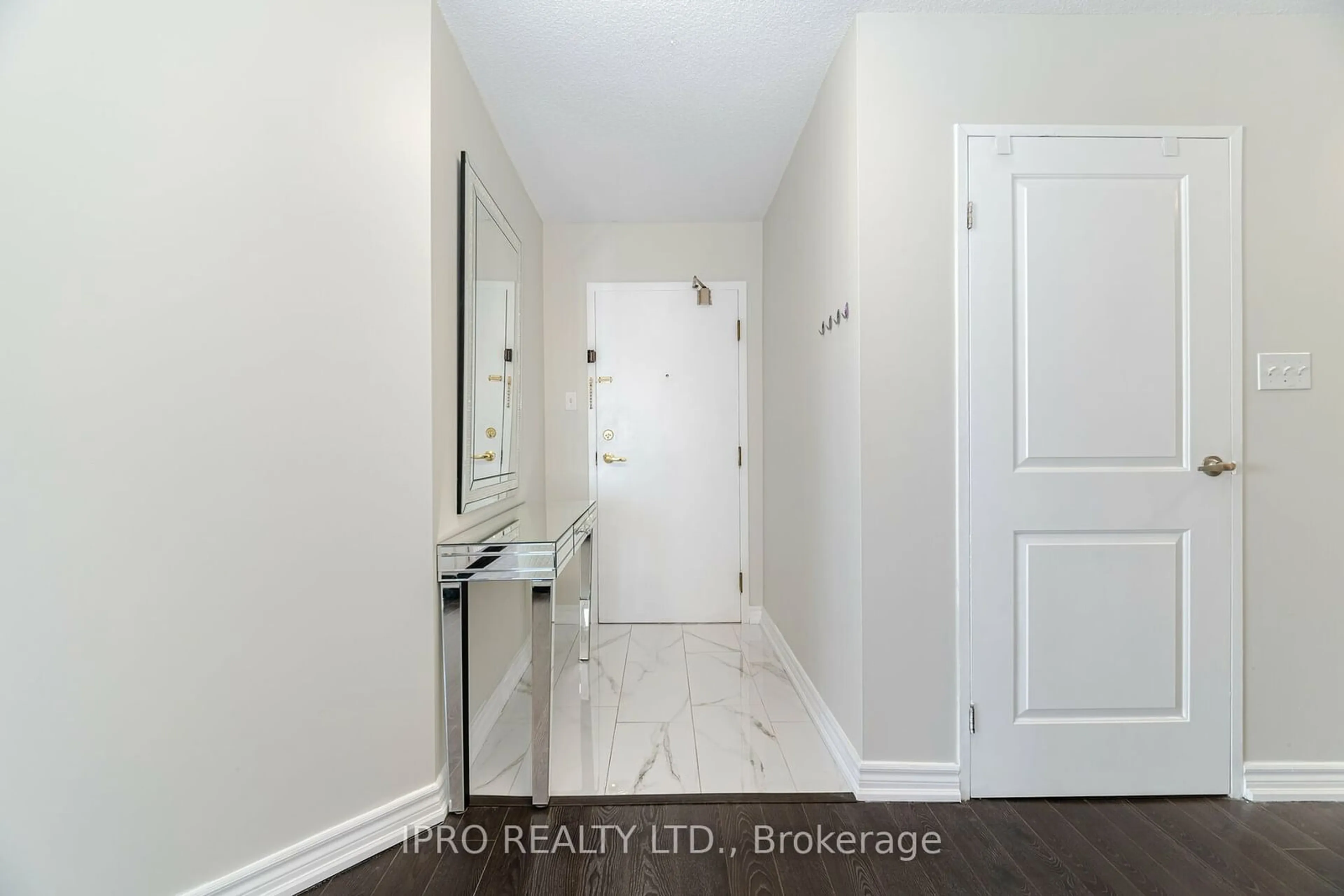 Indoor entryway, unknown floor for 550 Webb Dr #2602, Mississauga Ontario L5B 3Y4