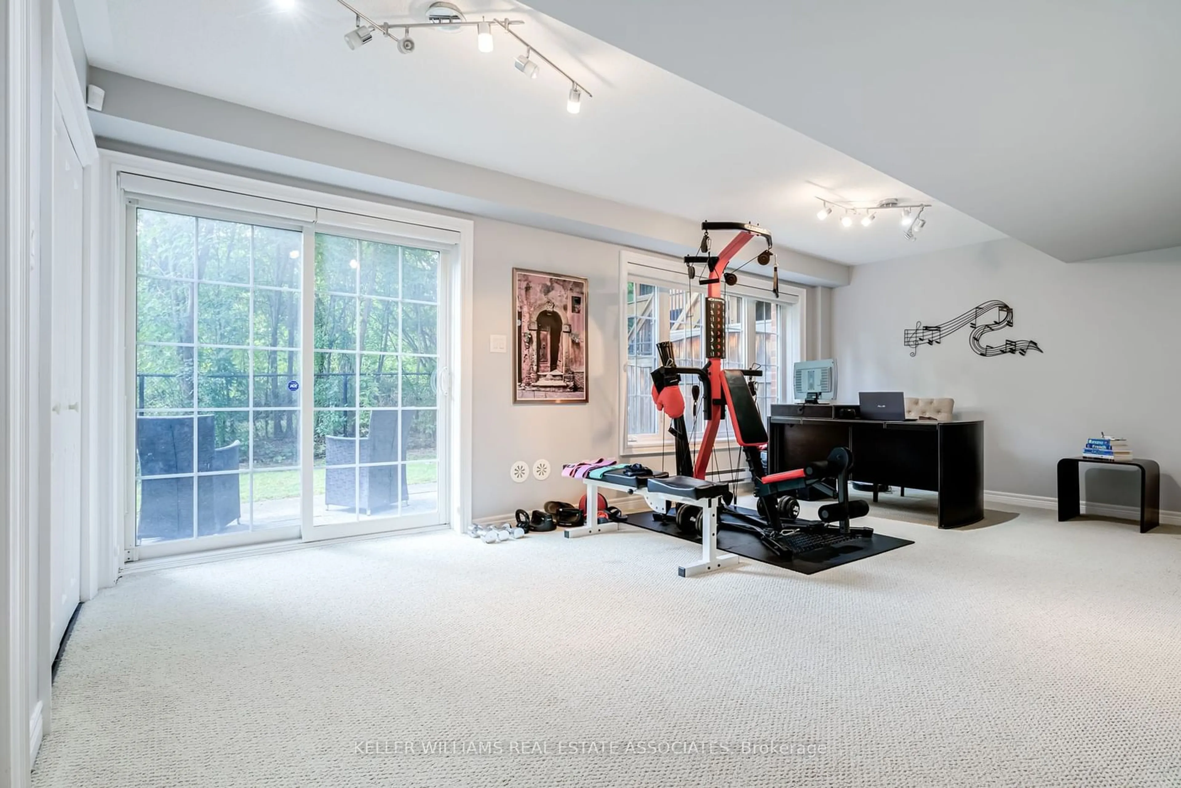 Gym or fitness room, carpet floors for 1589 Eglinton Ave, Mississauga Ontario L5M 7C1