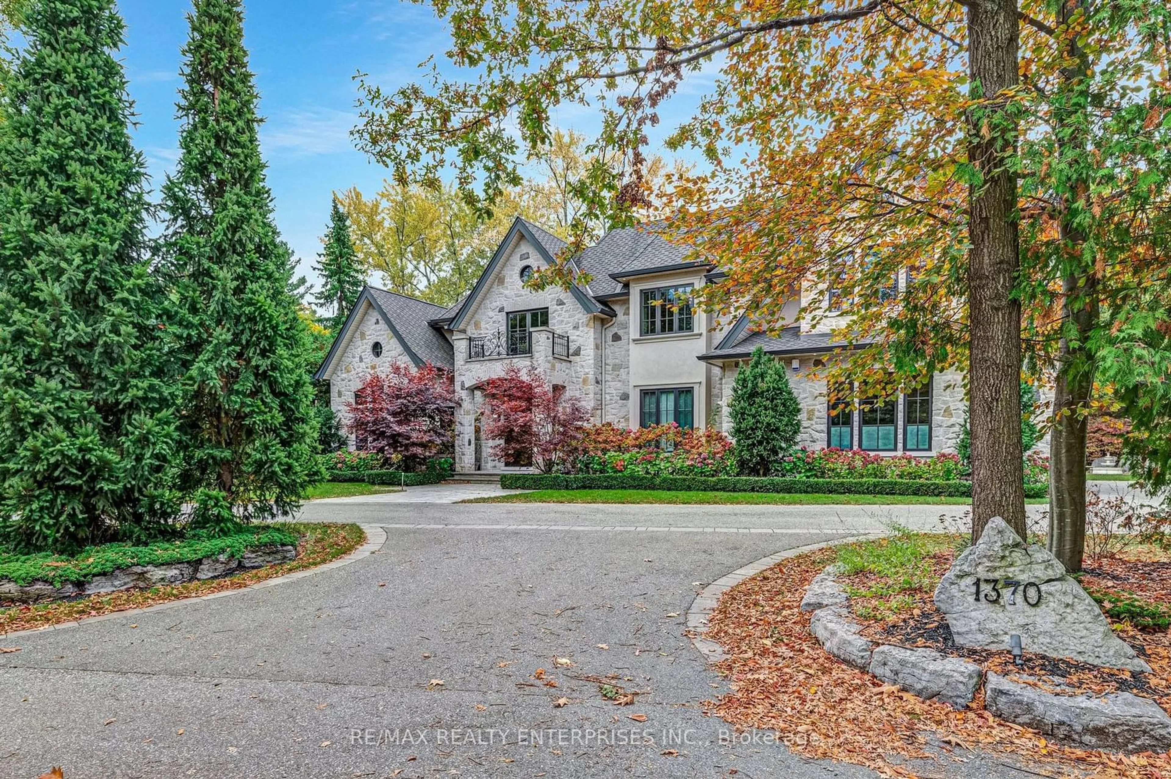 A pic from exterior of the house or condo, the street view for 1370 Oak Lane, Mississauga Ontario L5H 2X7