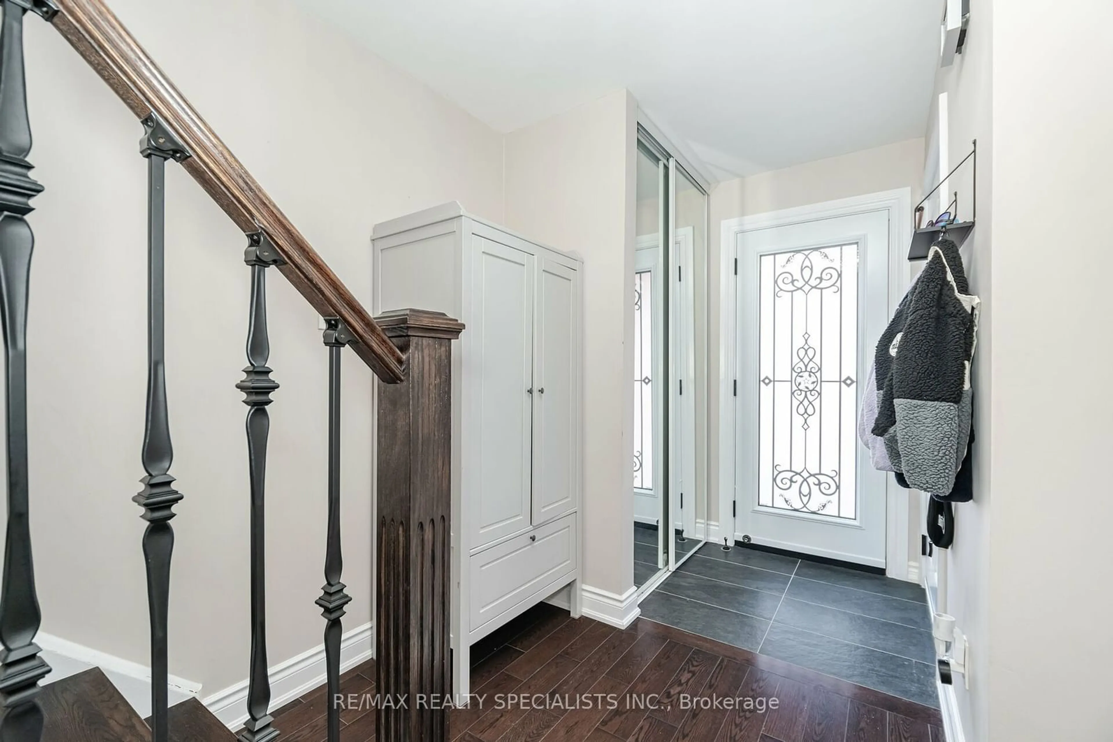 Indoor entryway, wood floors for 62 Berkshire Sq, Brampton Ontario L6Z 1N4