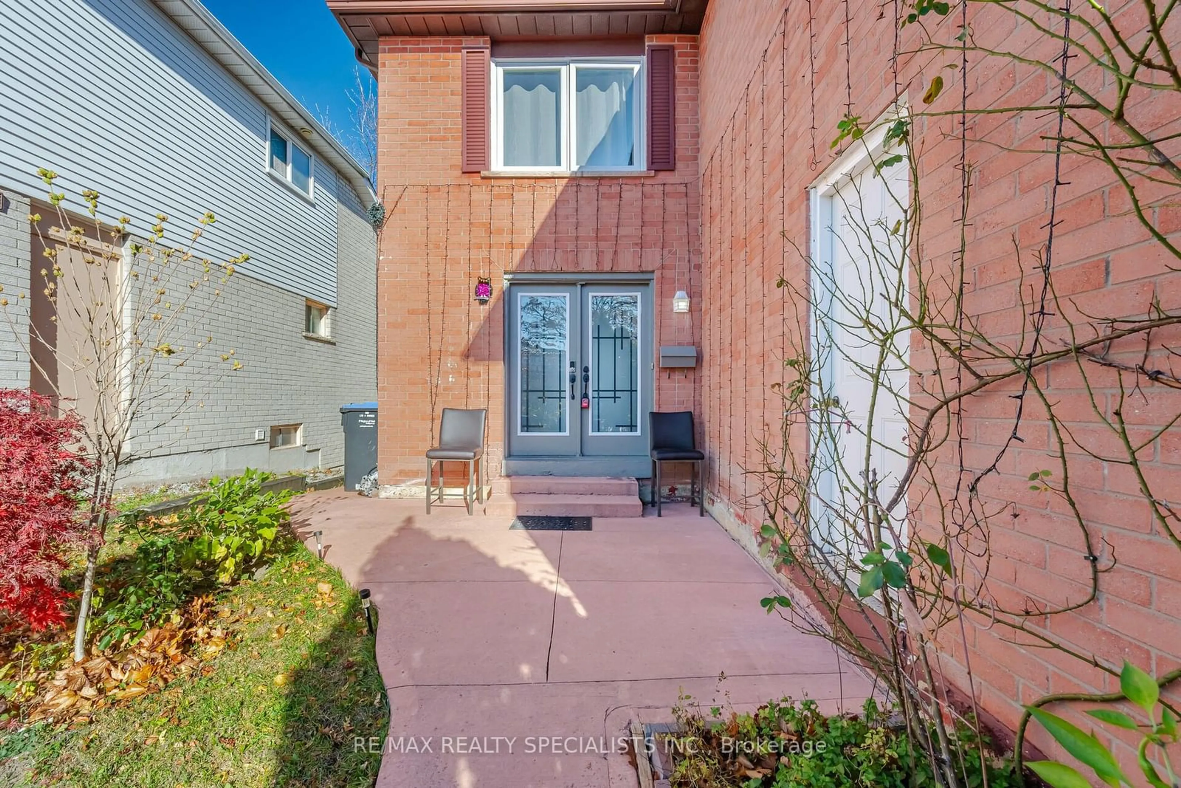 A pic from exterior of the house or condo, the street view for 106 Horton Cres, Brampton Ontario L6S 5H5