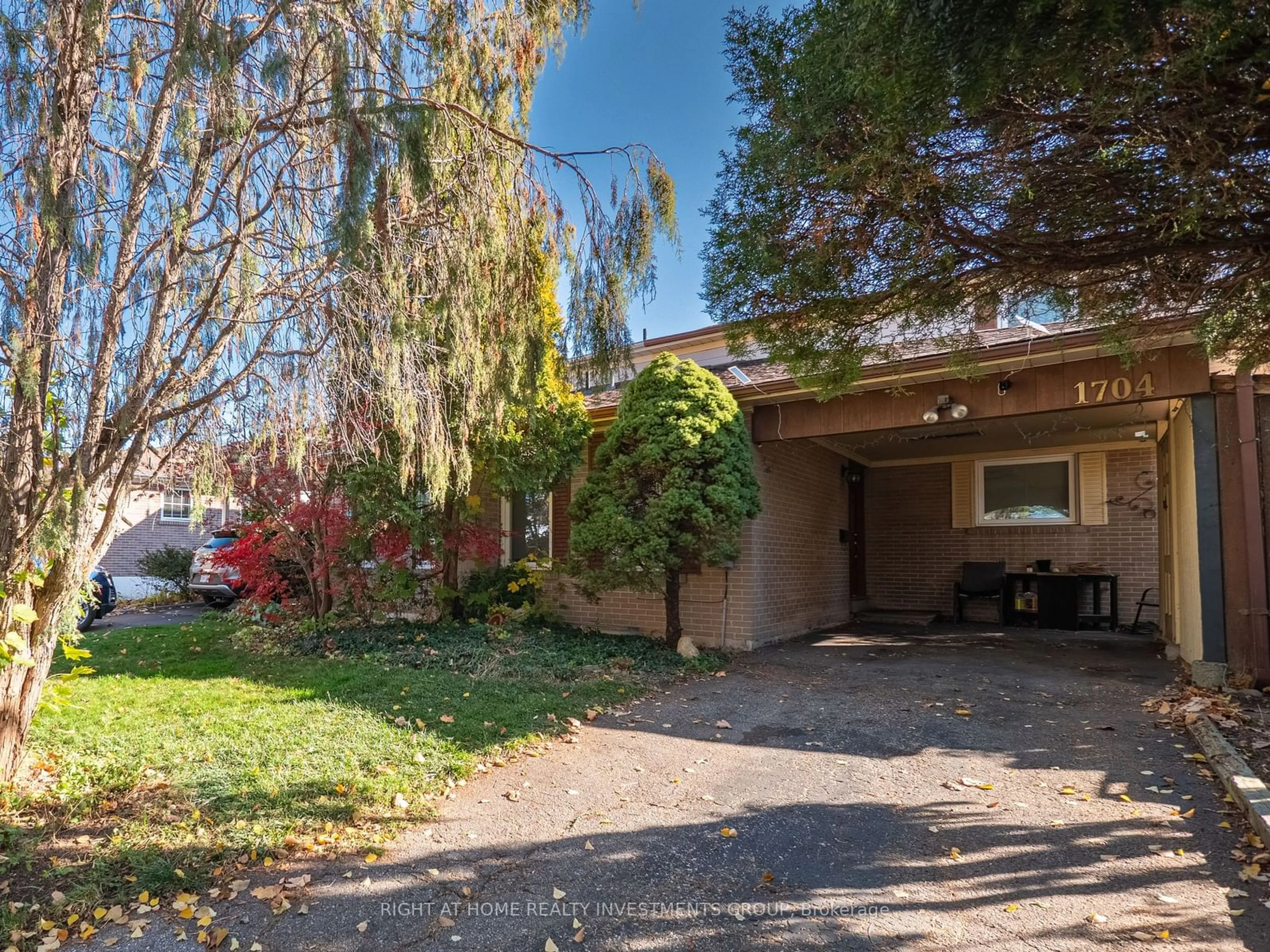 A pic from exterior of the house or condo, the street view for 1704 Oberon Cres, Mississauga Ontario L4X 2K8