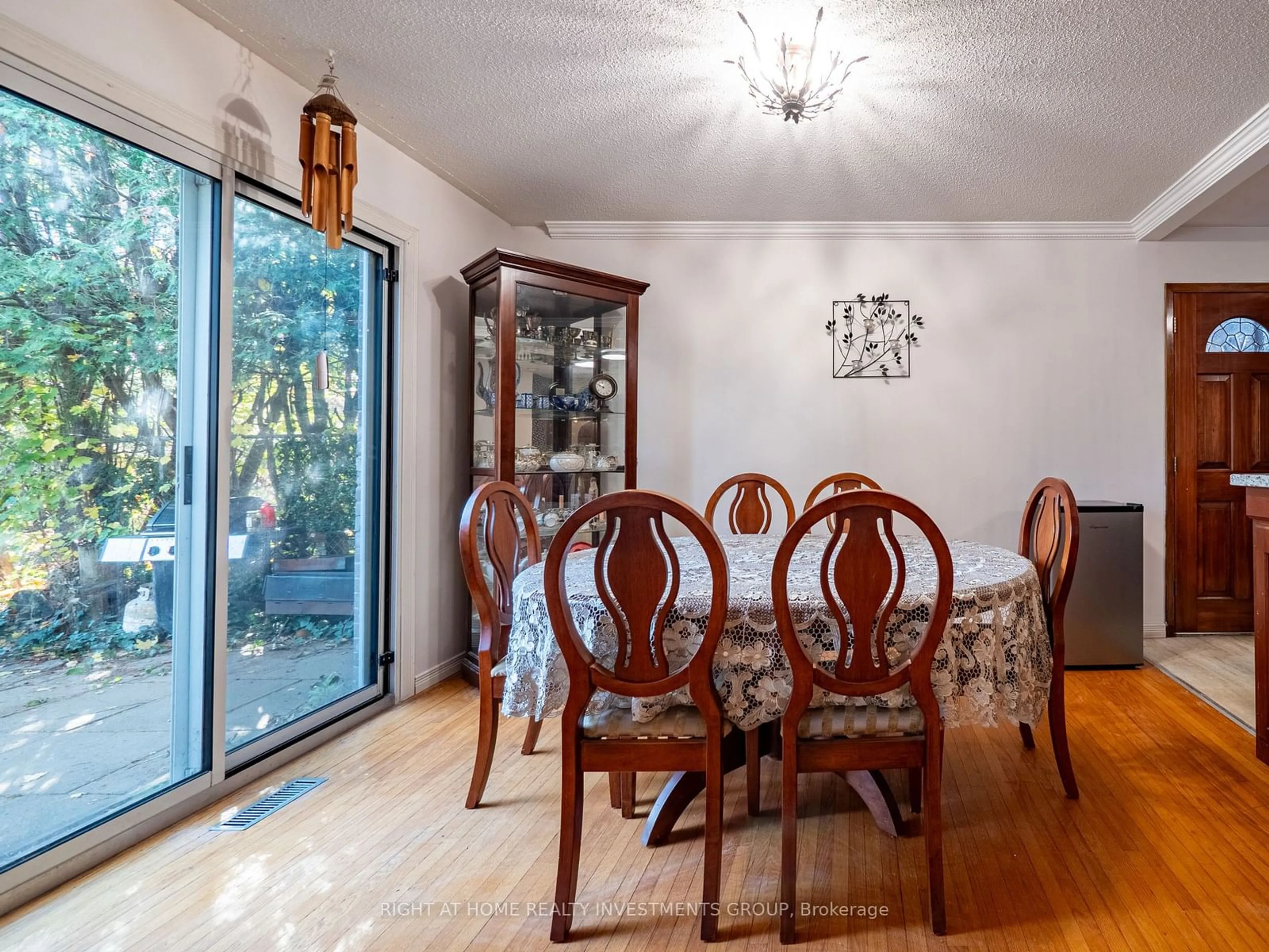 Dining room, wood floors, cottage for 1704 Oberon Cres, Mississauga Ontario L4X 2K8