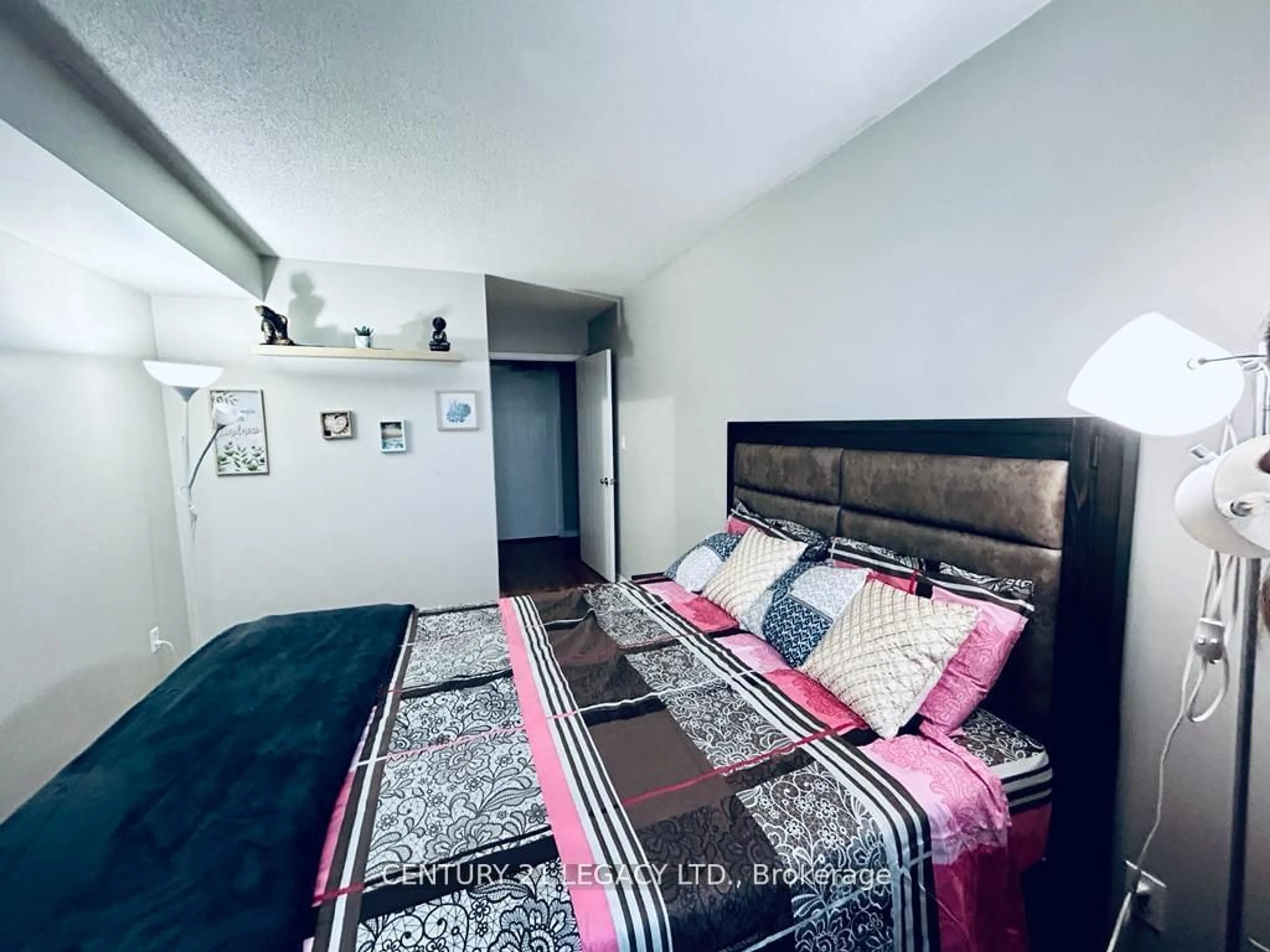 A pic of a room for 135 Hillcrest Ave #1910, Mississauga Ontario L5B 4B1