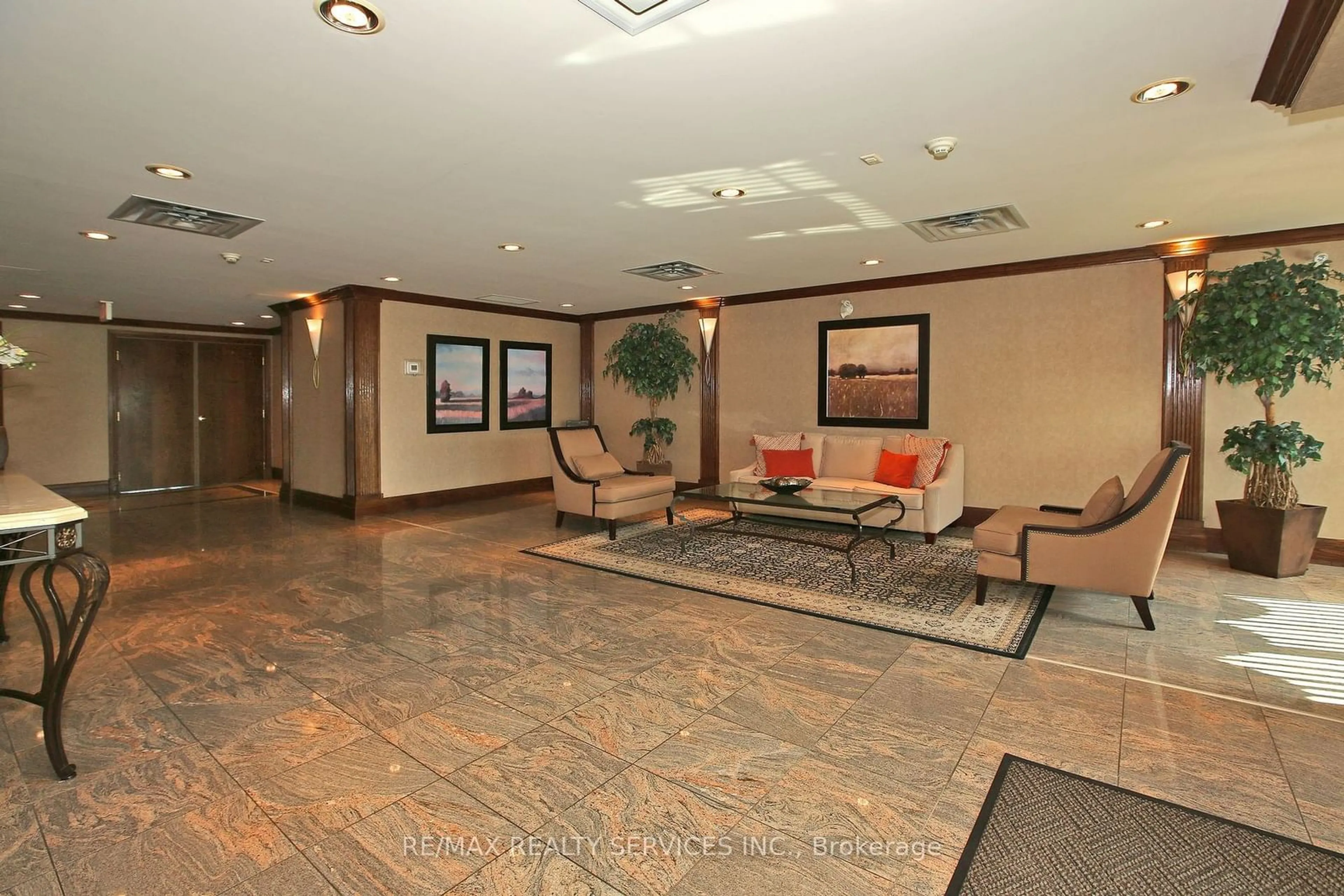 Indoor lobby, carpet floors for 55 Via Rosedale Ave #215, Brampton Ontario L6R 0V1