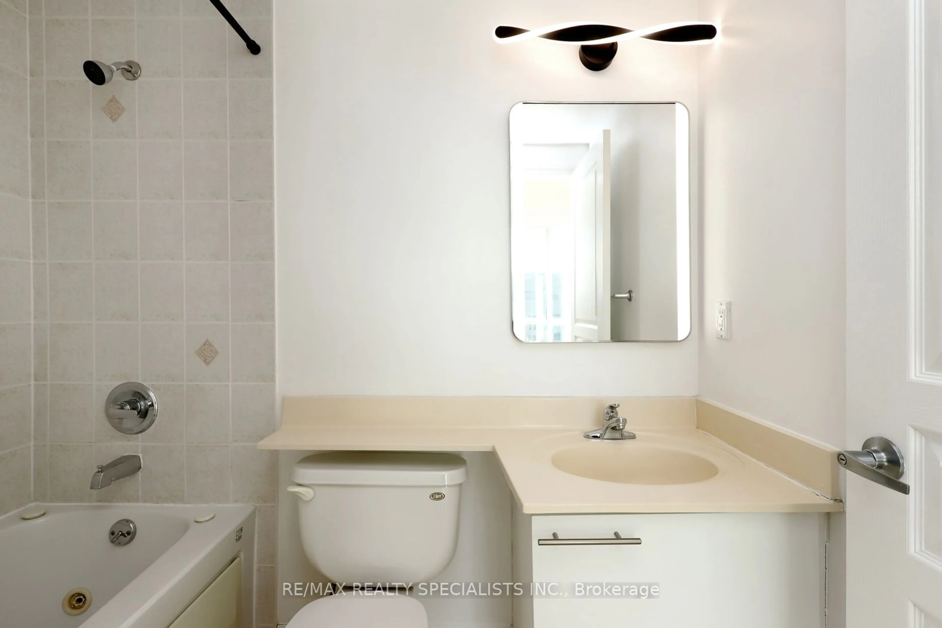 Standard bathroom, ceramic/tile floor for 3939 Duke Of York Blvd #3107, Mississauga Ontario L5B 4N2