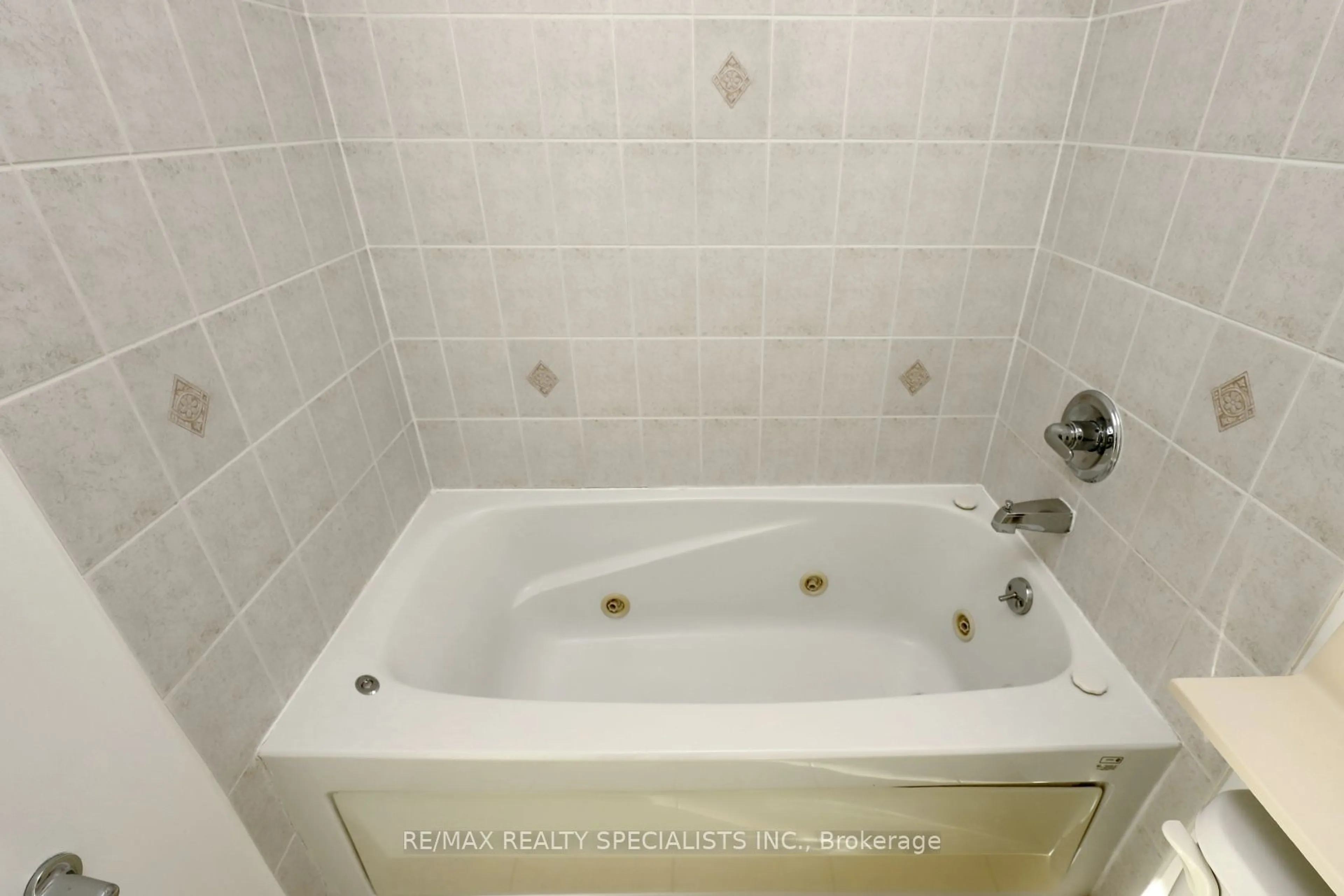 Standard bathroom, ceramic/tile floor for 3939 Duke Of York Blvd #3107, Mississauga Ontario L5B 4N2