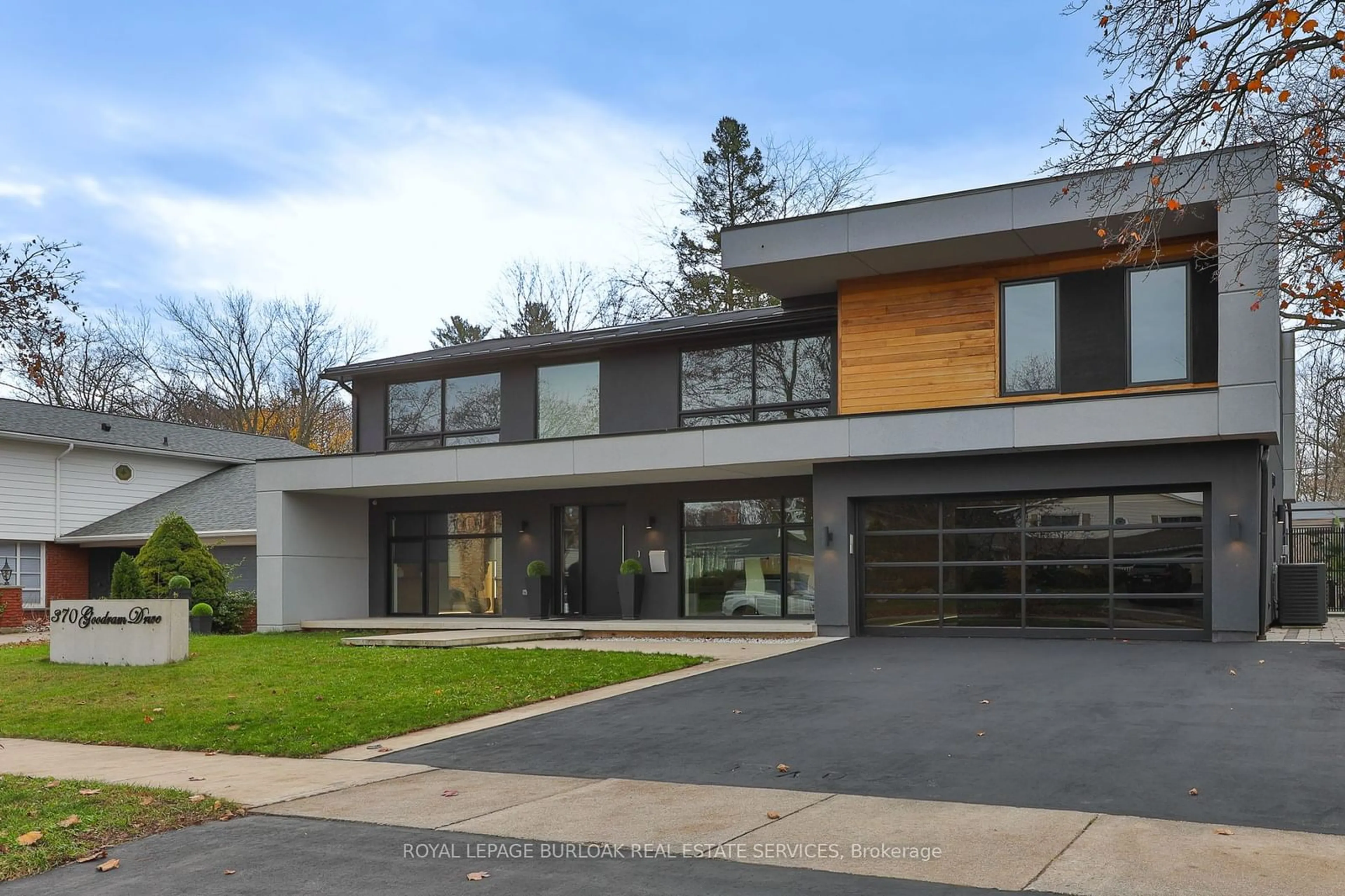 Frontside or backside of a home, the front or back of building for 370 Goodram Dr, Burlington Ontario L7L 2K1