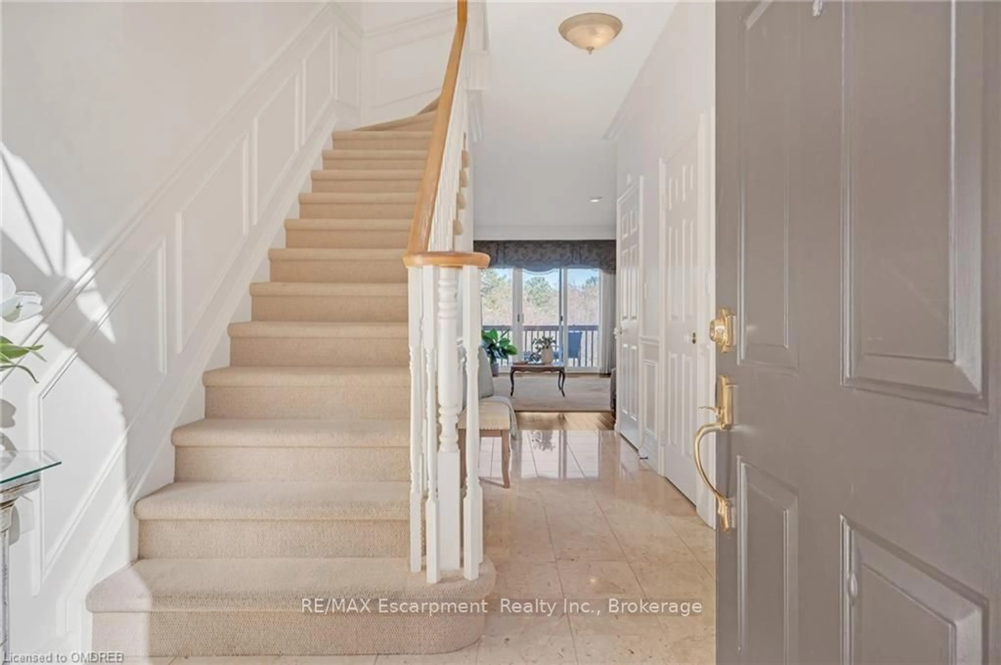 Indoor entryway, wood floors for 106 FAIRWOOD Pl, Burlington Ontario L7T 4B6