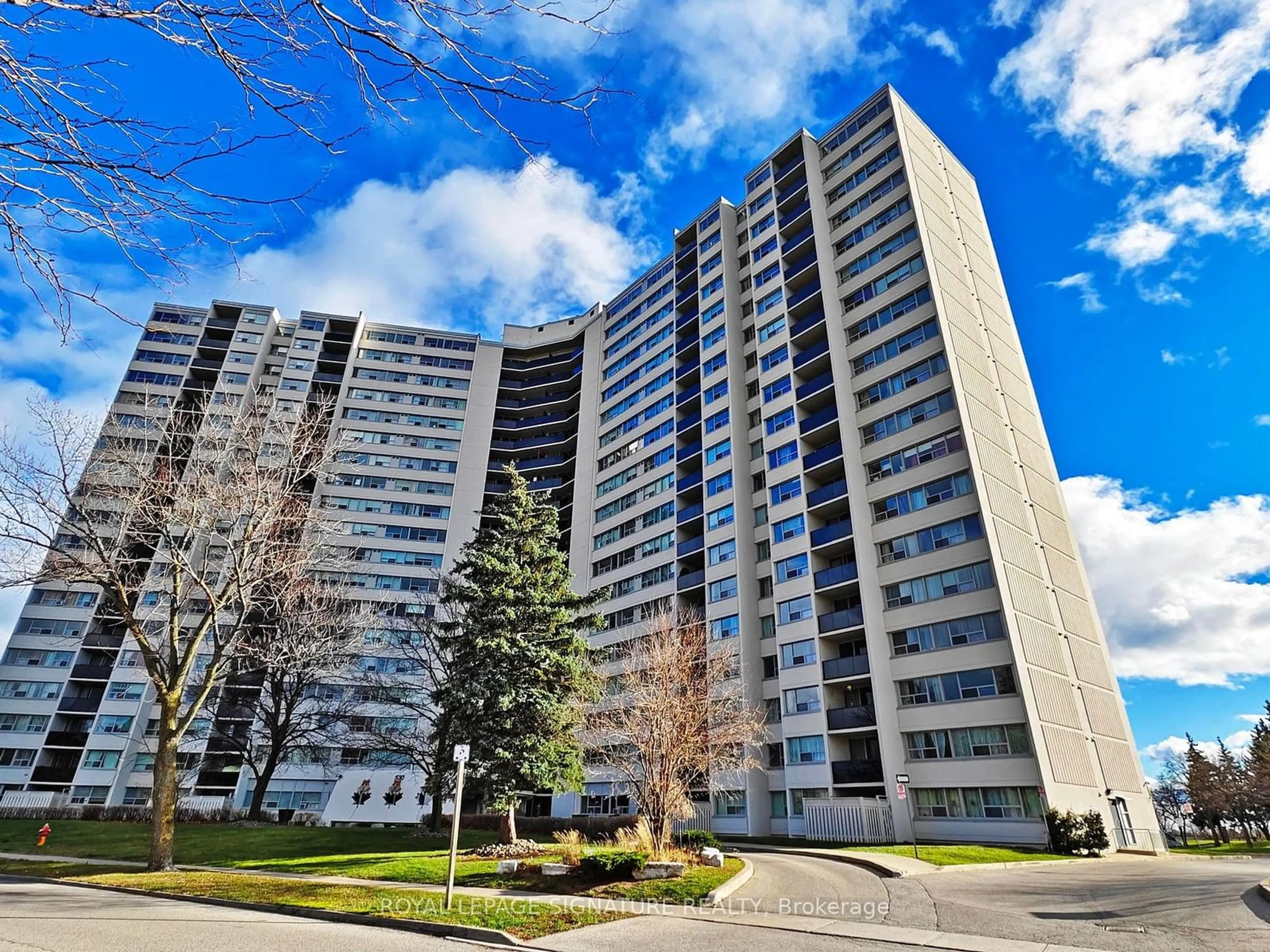 A pic from exterior of the house or condo, the front or back of building for 530 Lolita Gdns #302, Mississauga Ontario L5A 3T2