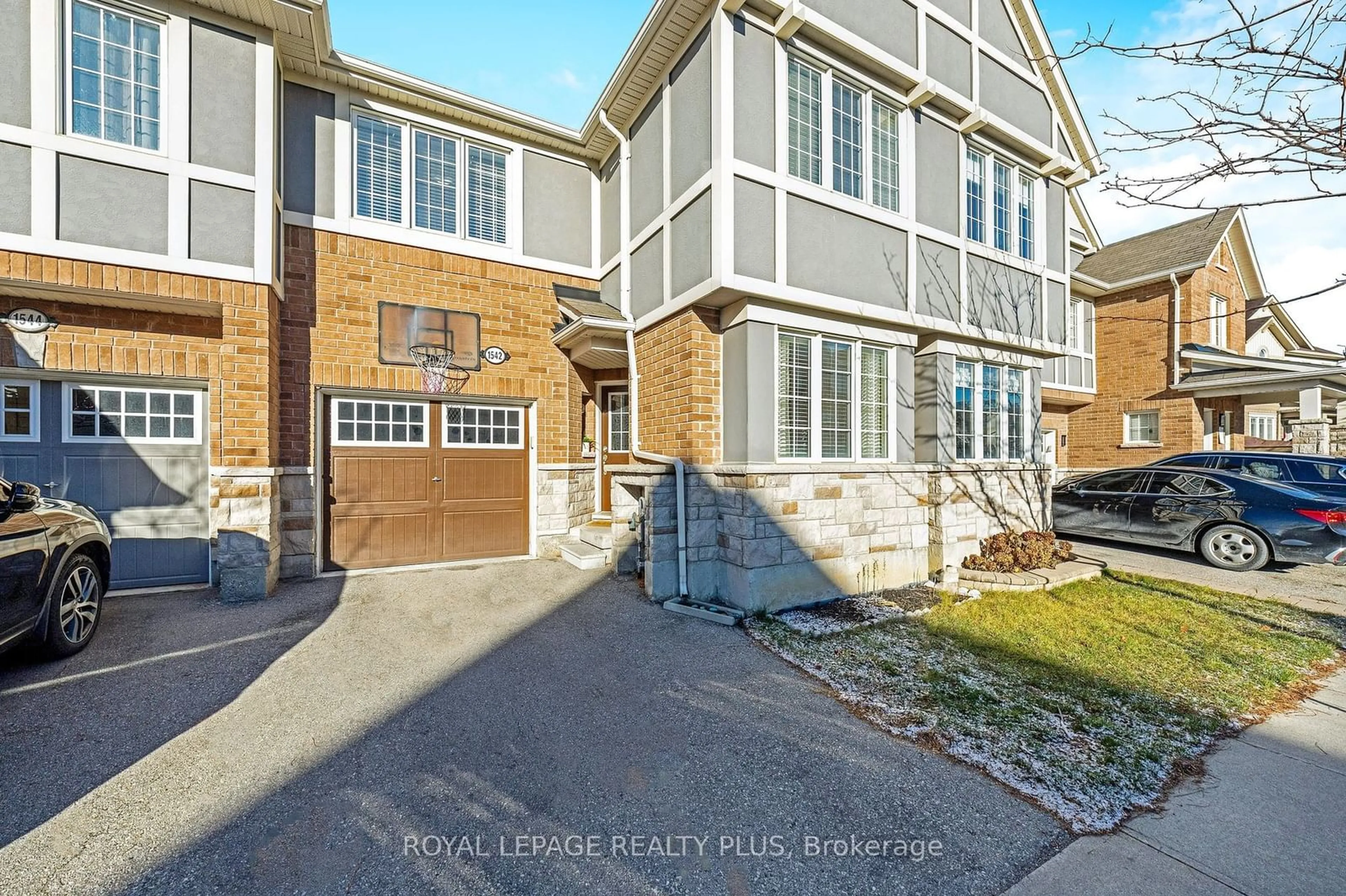 A pic from exterior of the house or condo, the street view for 1542 Gainer Cres, Milton Ontario L9T 0Y3