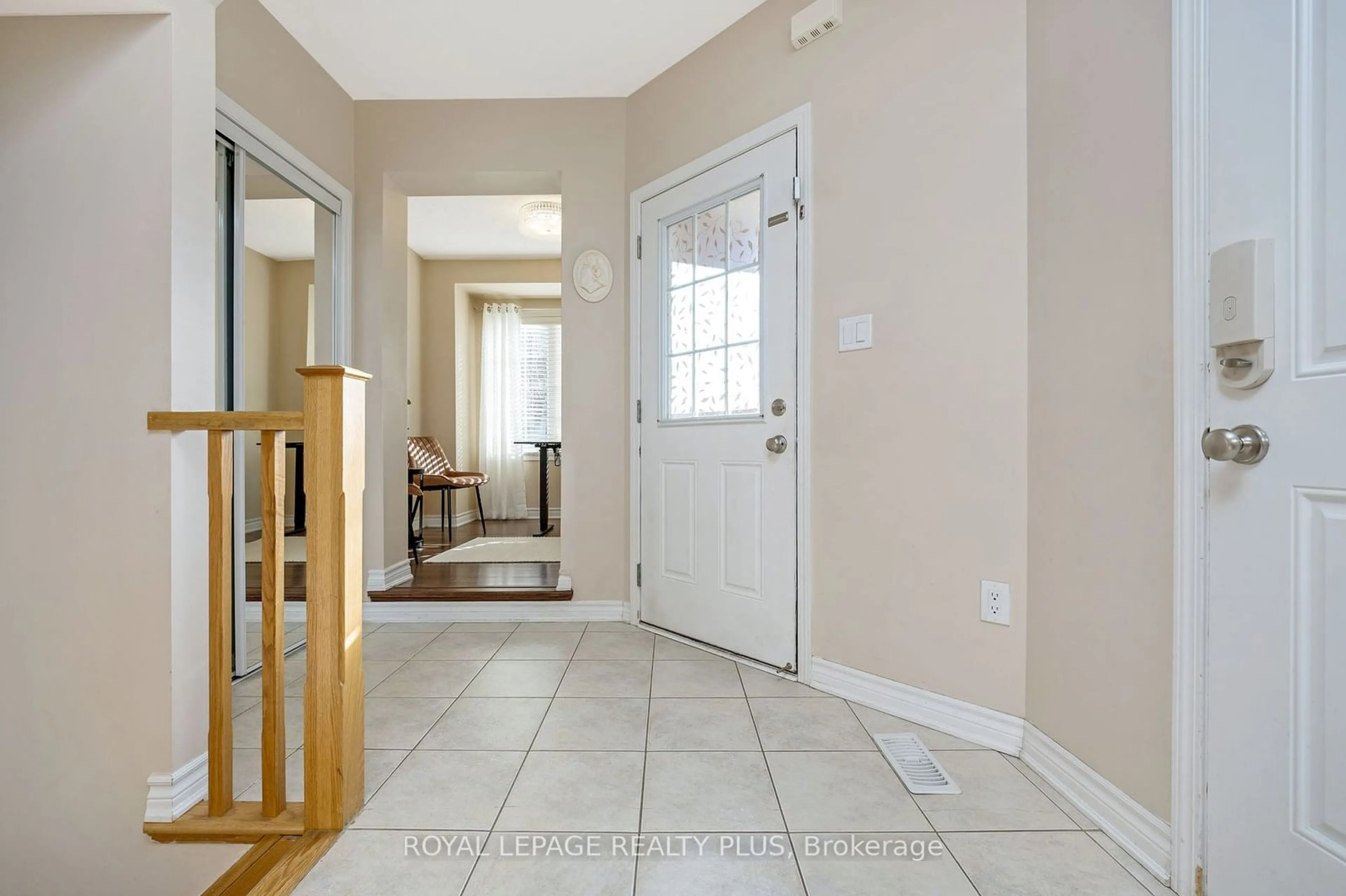 Indoor entryway, wood floors for 1542 Gainer Cres, Milton Ontario L9T 0Y3