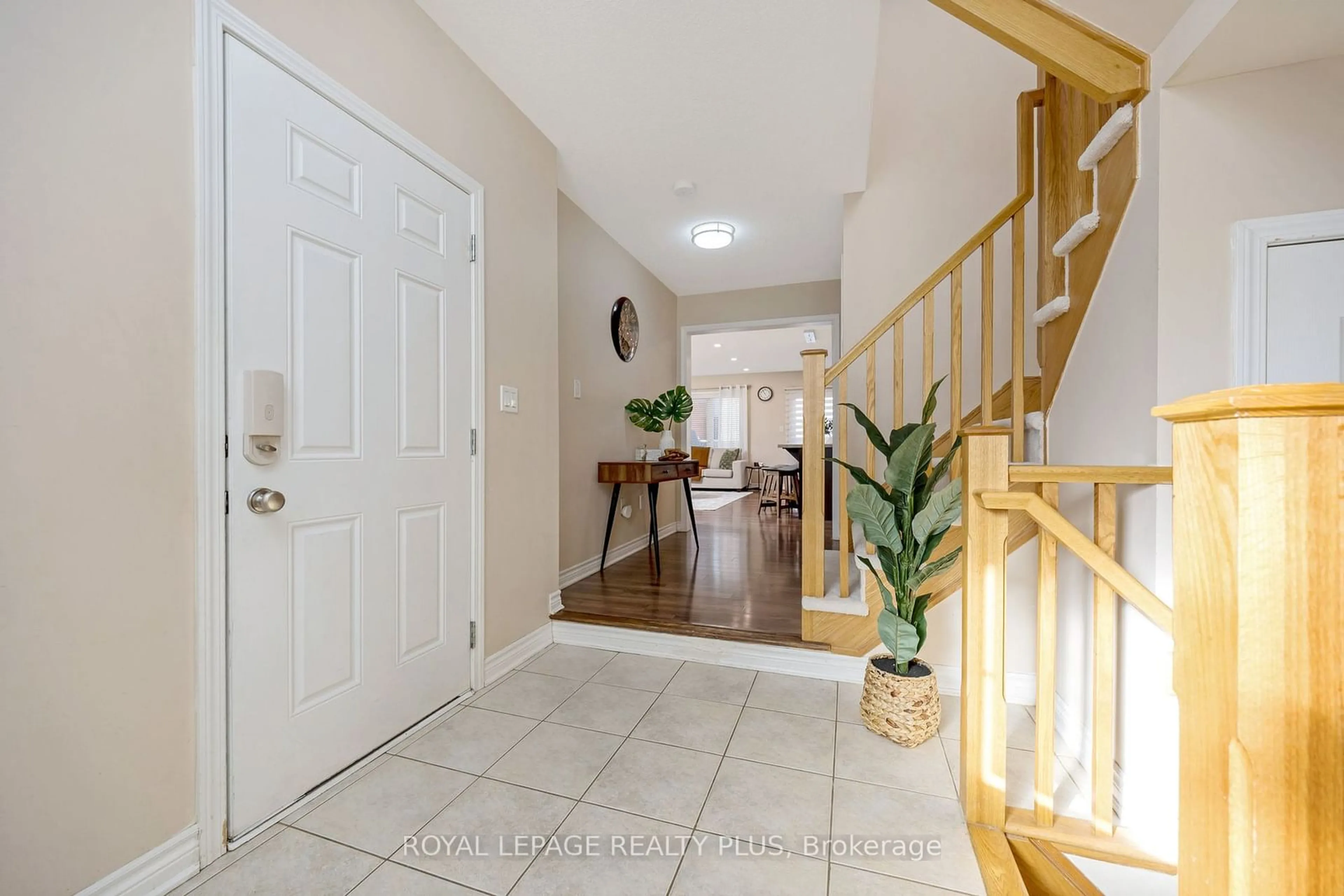 Indoor entryway, wood floors for 1542 Gainer Cres, Milton Ontario L9T 0Y3