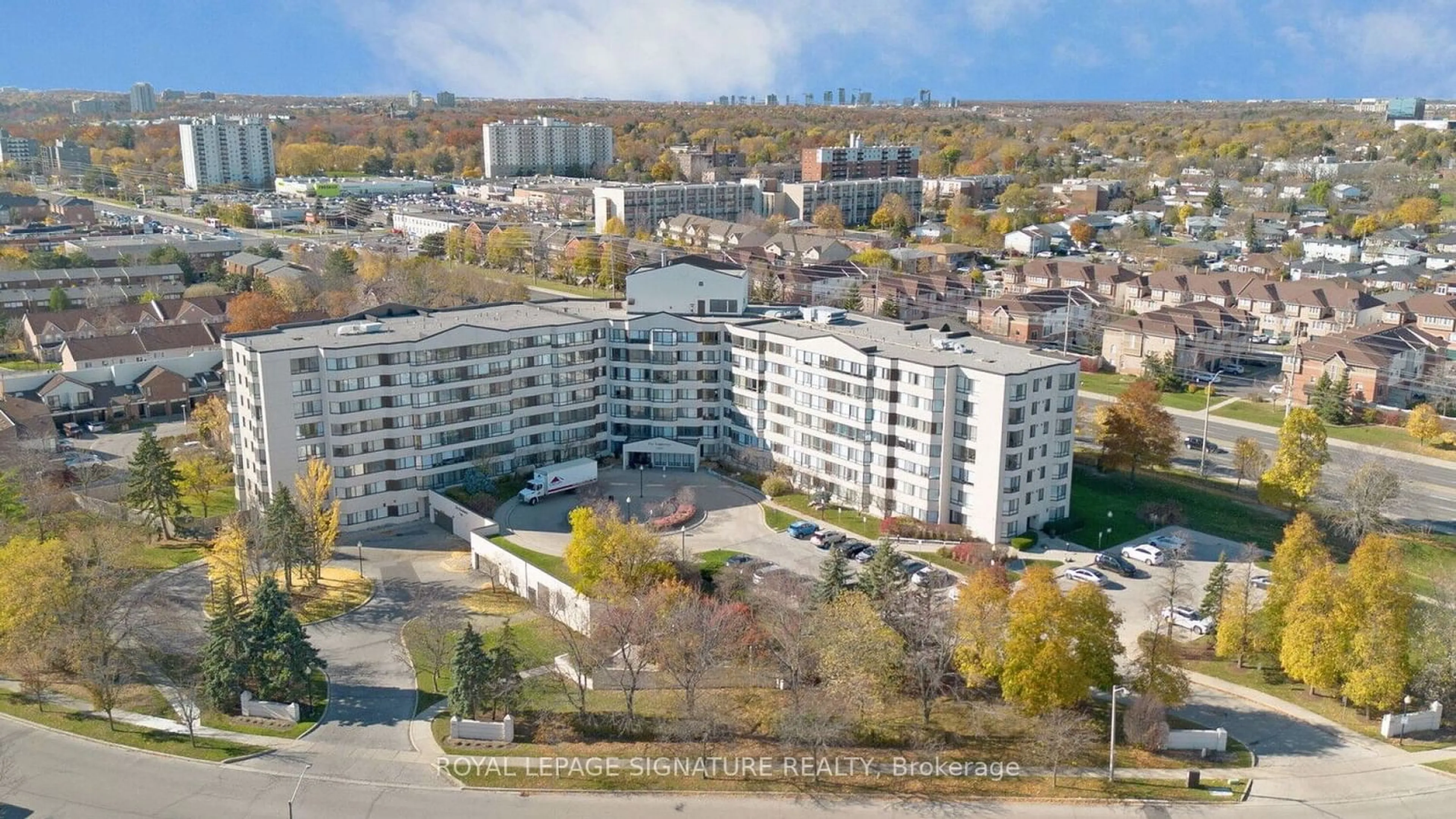 A pic from exterior of the house or condo, the front or back of building for 1001 Cedarglen Gate #106, Mississauga Ontario L5C 4R2