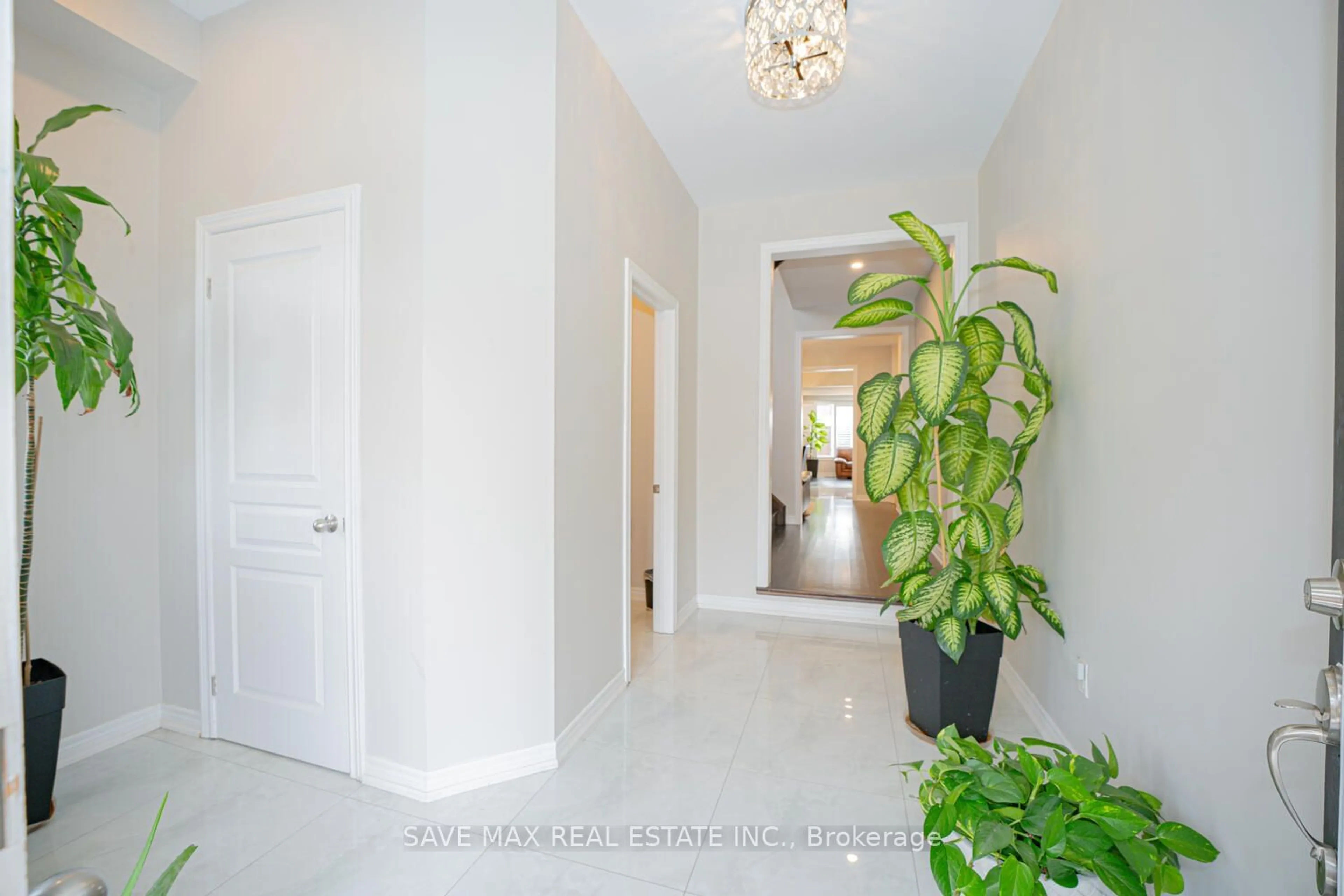 Indoor entryway, ceramic floors for 15 Manzanita Cres, Brampton Ontario L7A 0C4