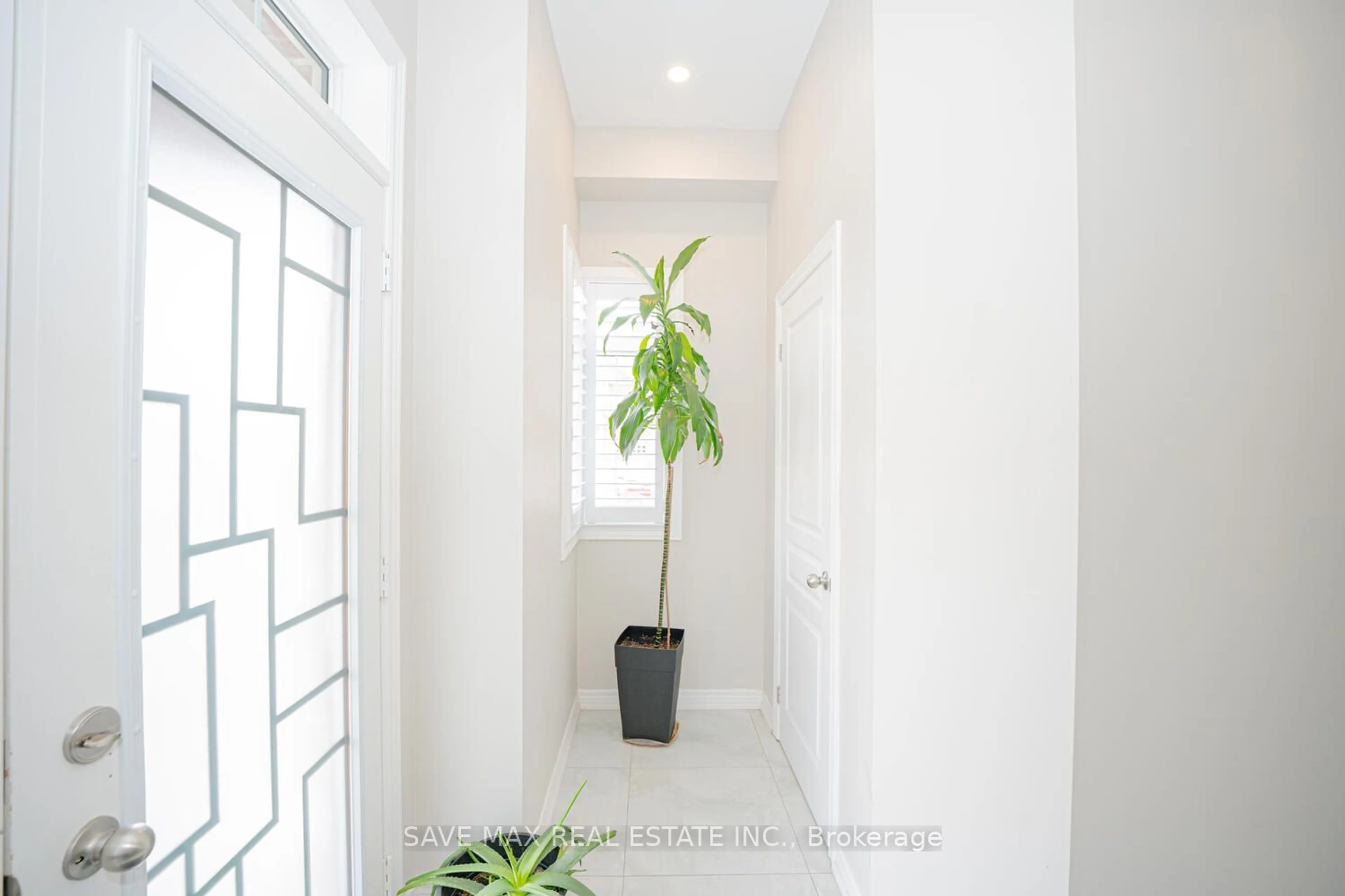 Indoor foyer, wood floors for 15 Manzanita Cres, Brampton Ontario L7A 0C4