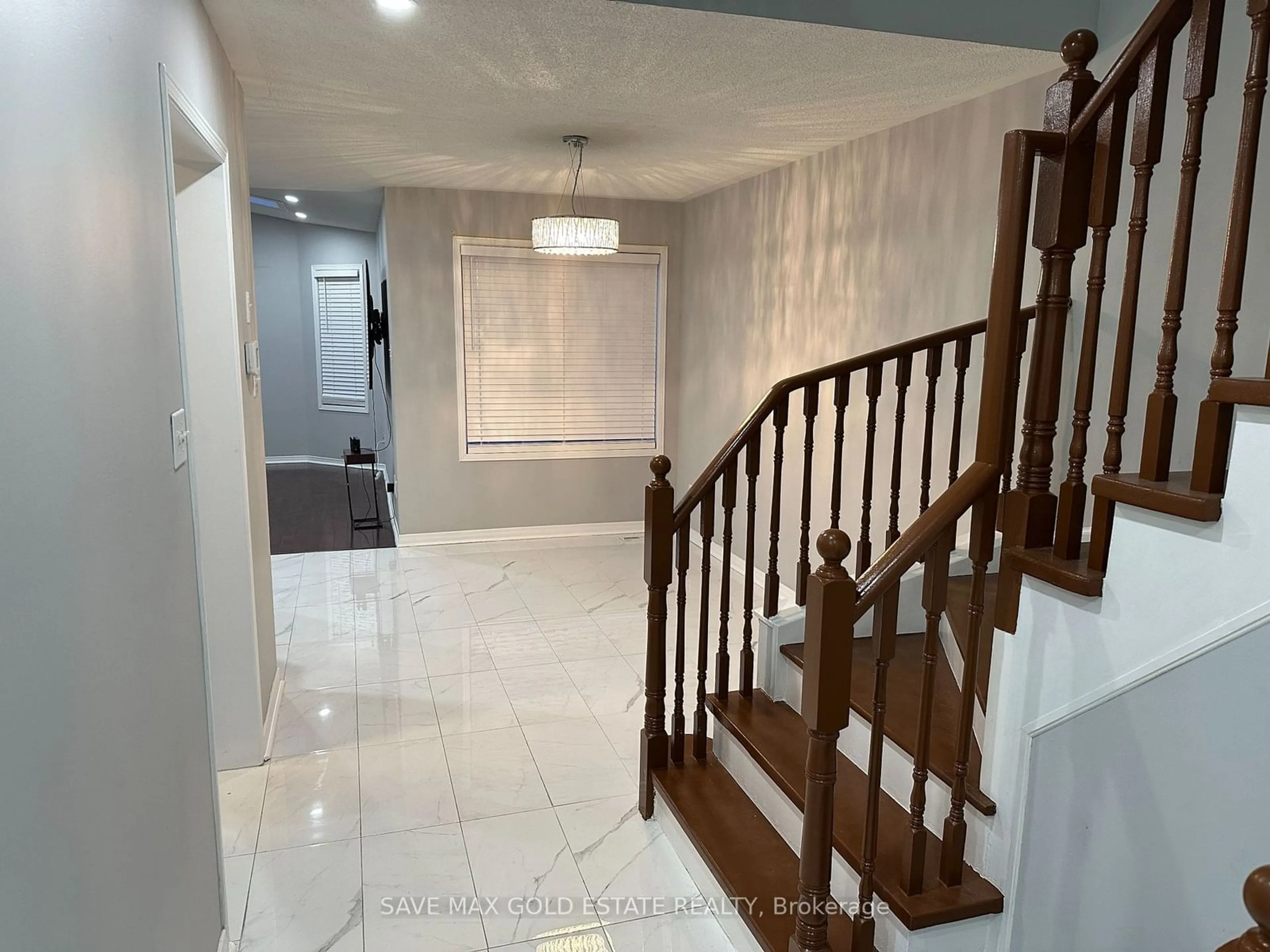 Indoor foyer, cement floor for 471 Stonetree Crt, Mississauga Ontario L5B 4H3