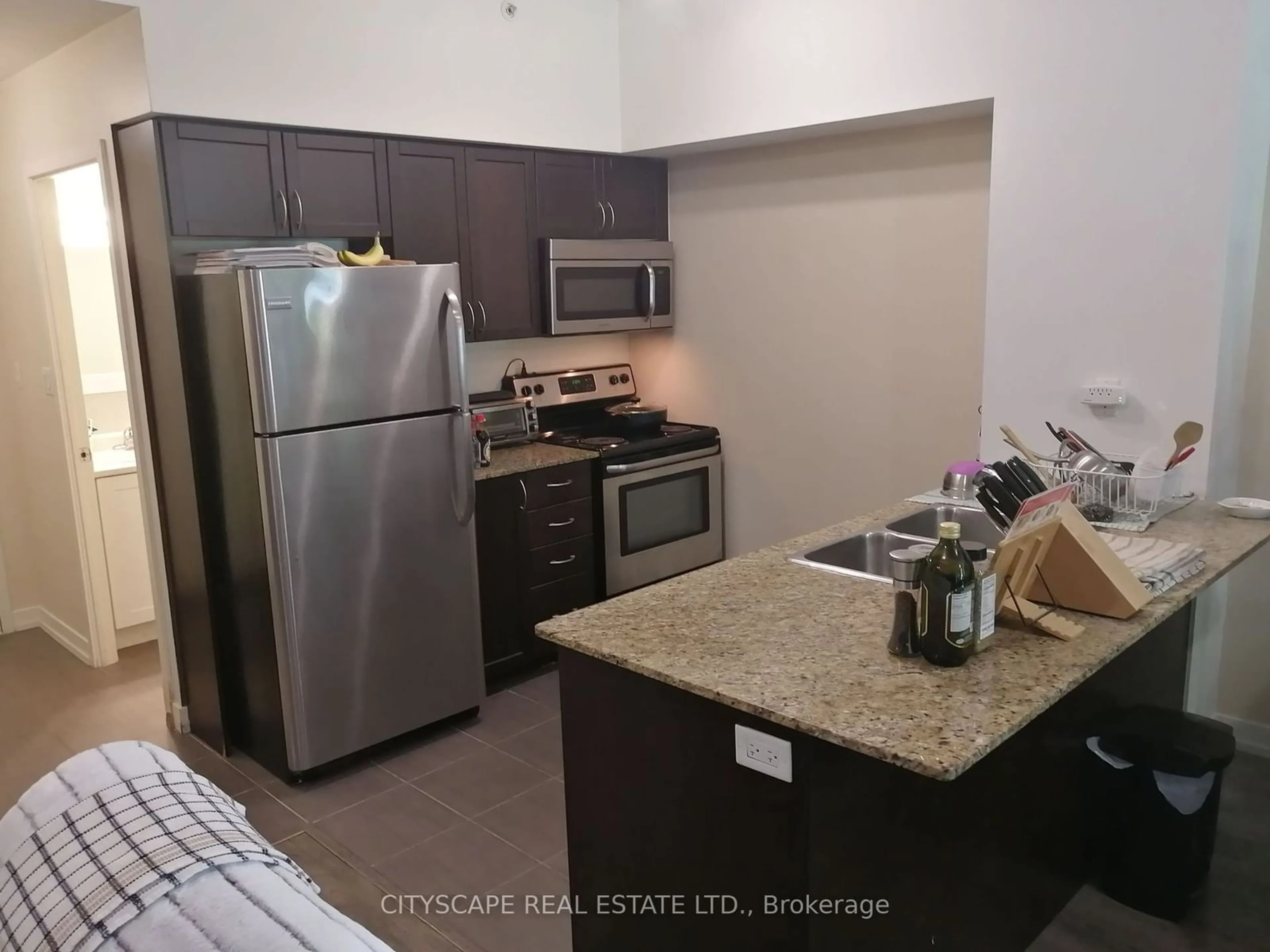 Standard kitchen for 816 Lansdowne Ave #LL03, Toronto Ontario M6H 4K6