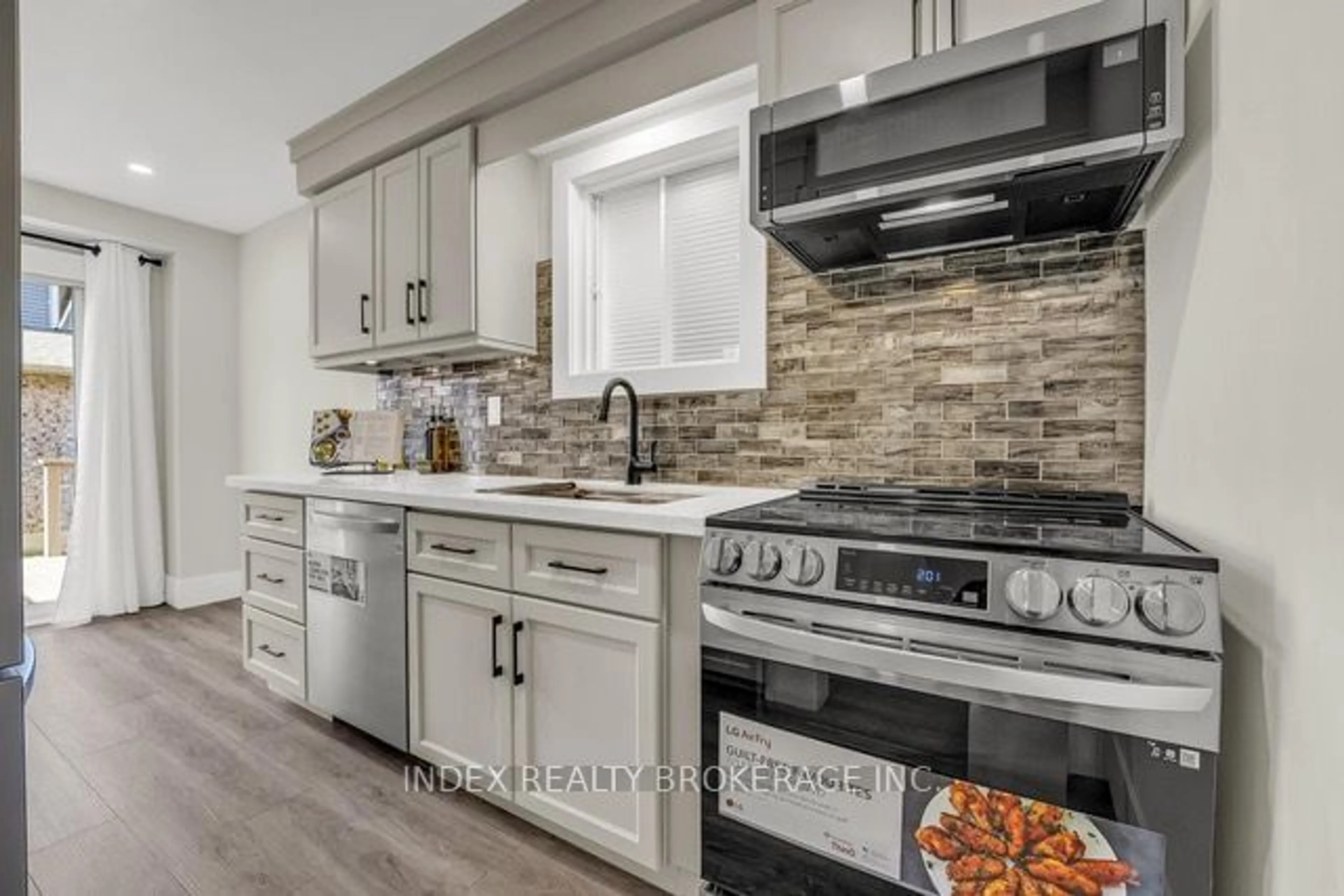 Open concept kitchen for 142 Ural Circ, Brampton Ontario L6R 1H1