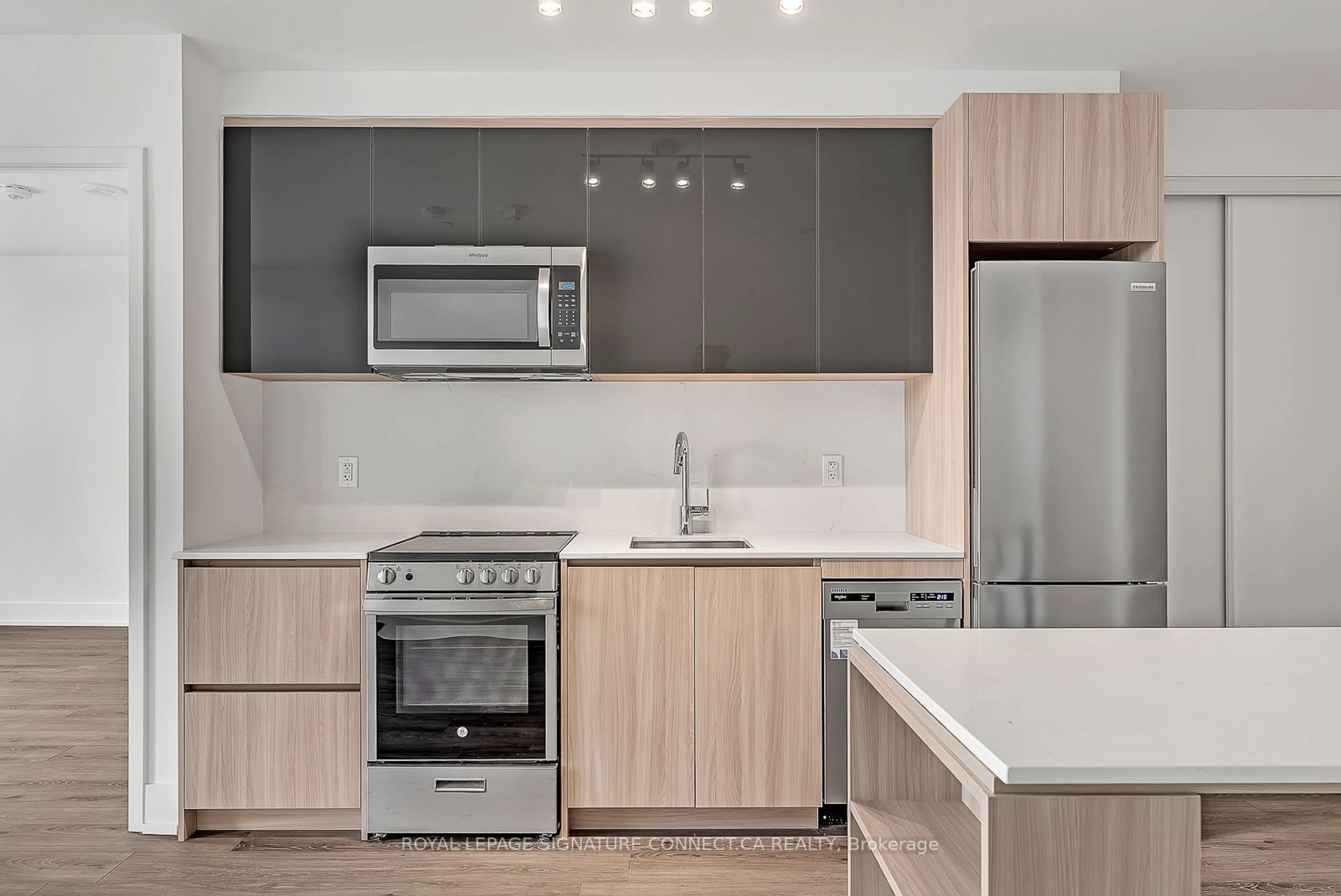 Standard kitchen for 3100 Keele St #325, Toronto Ontario M3M 2H4