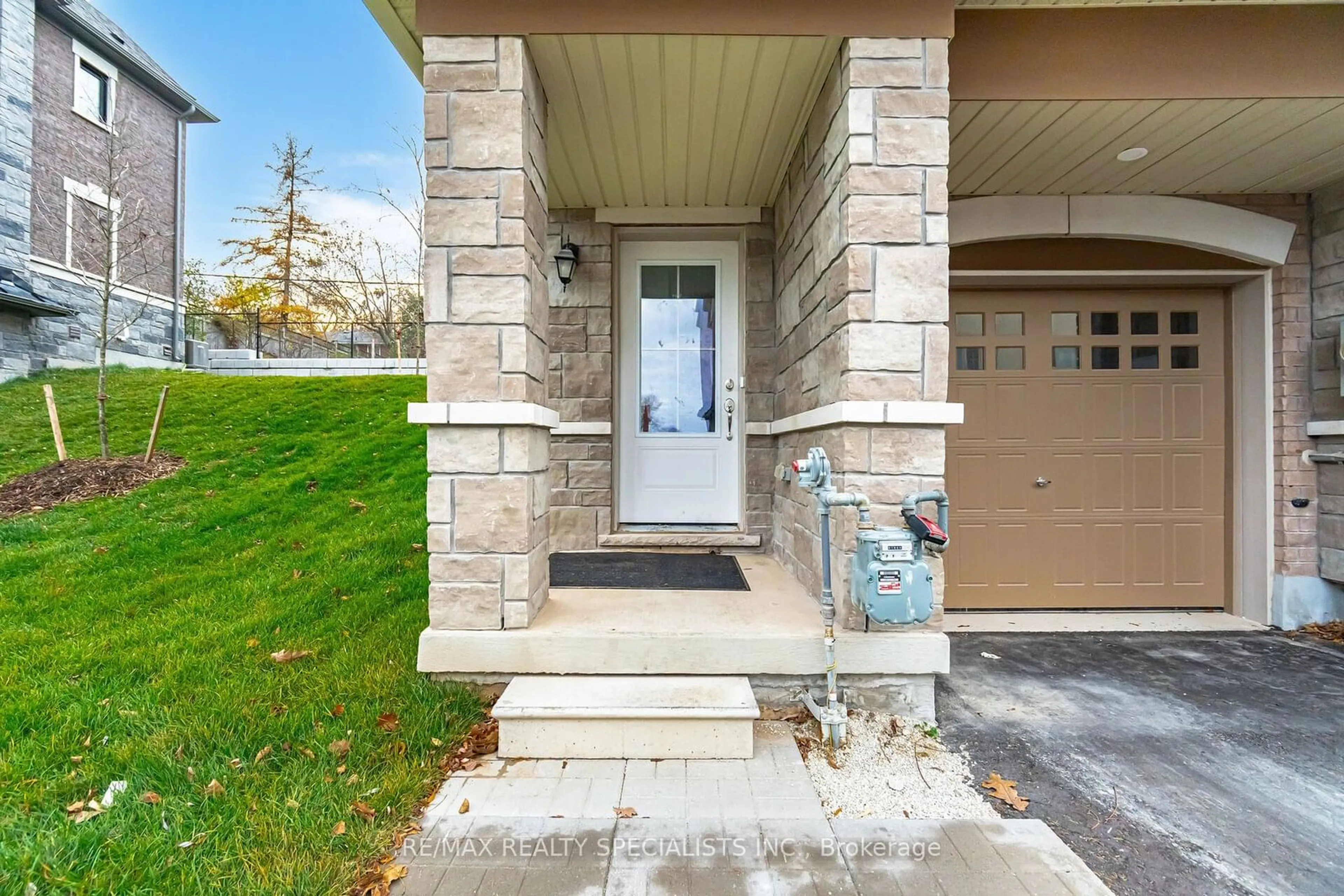 Indoor entryway, cement floor for 68 First St #24, Orangeville Ontario L9W 2E3