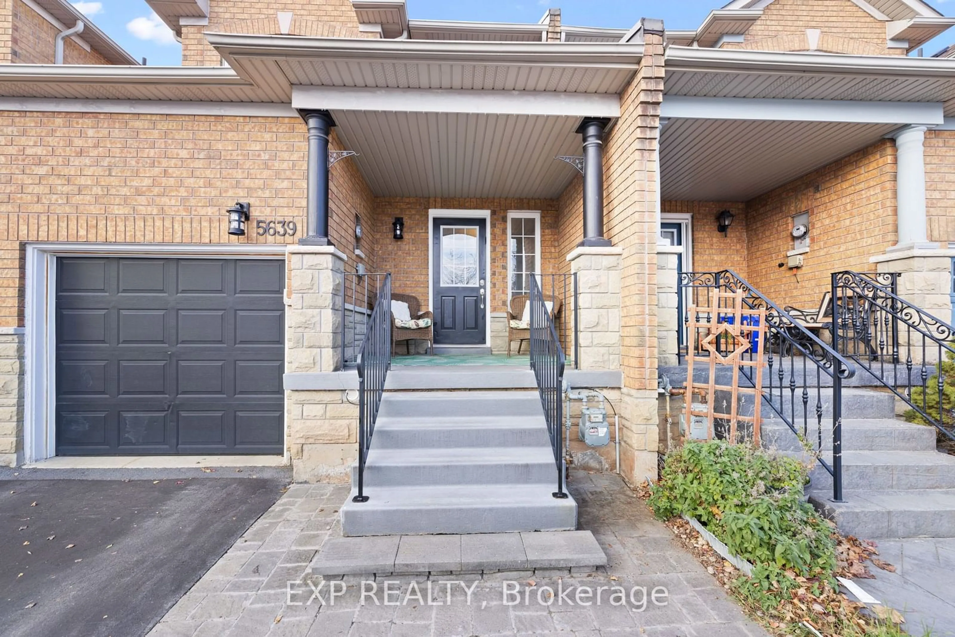 Indoor entryway, cement floor for 5639 Evelyn Lane, Burlington Ontario L7L 6X1