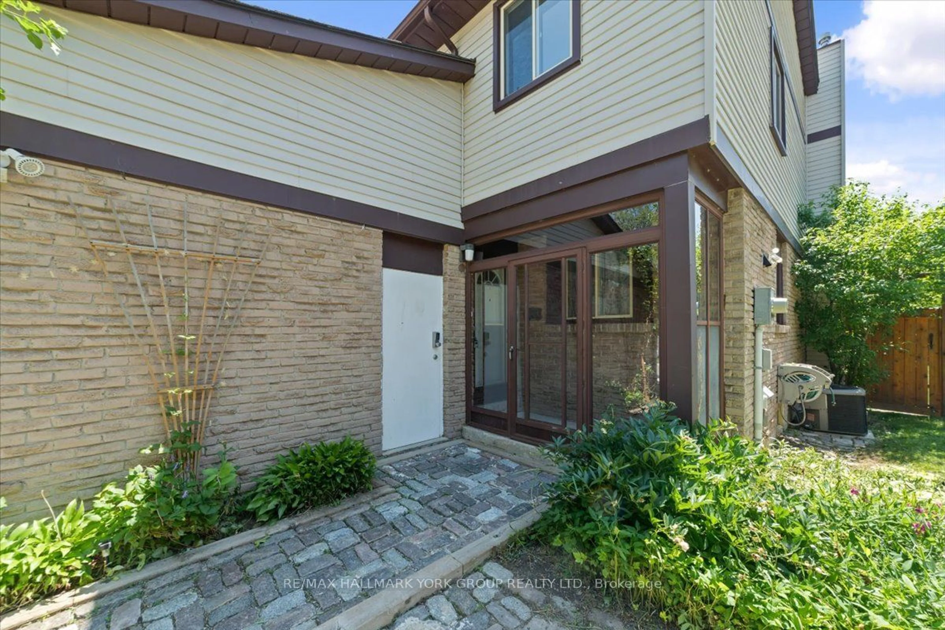 Unknown for 2814 Andorra Circ, Mississauga Ontario L5N 2H9