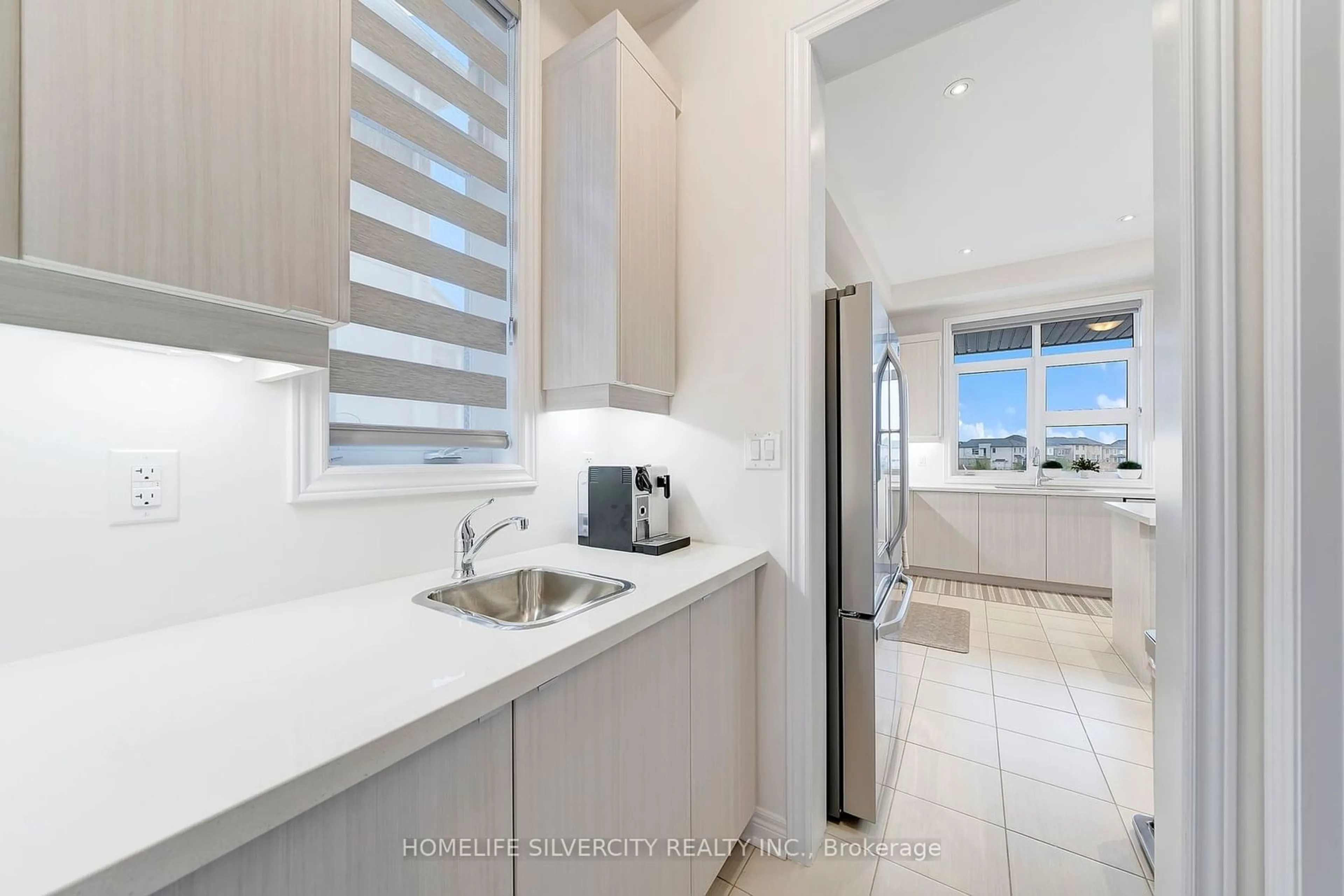 Kitchen with laundary machines, ceramic floors for 398 Spyglass Green, Oakville Ontario L6M 5K5