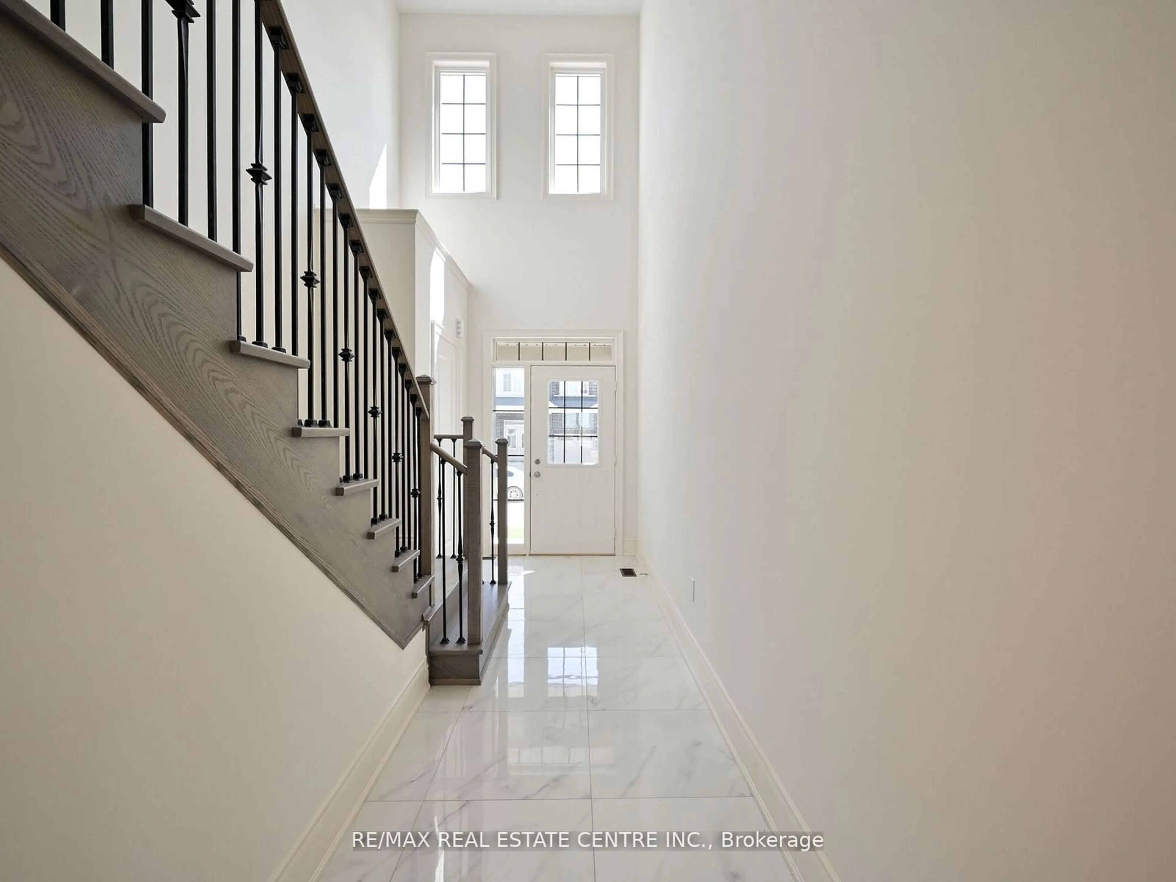 Indoor foyer, ceramic floors for 1555 Severn Dr, Milton Ontario L9E 1X9