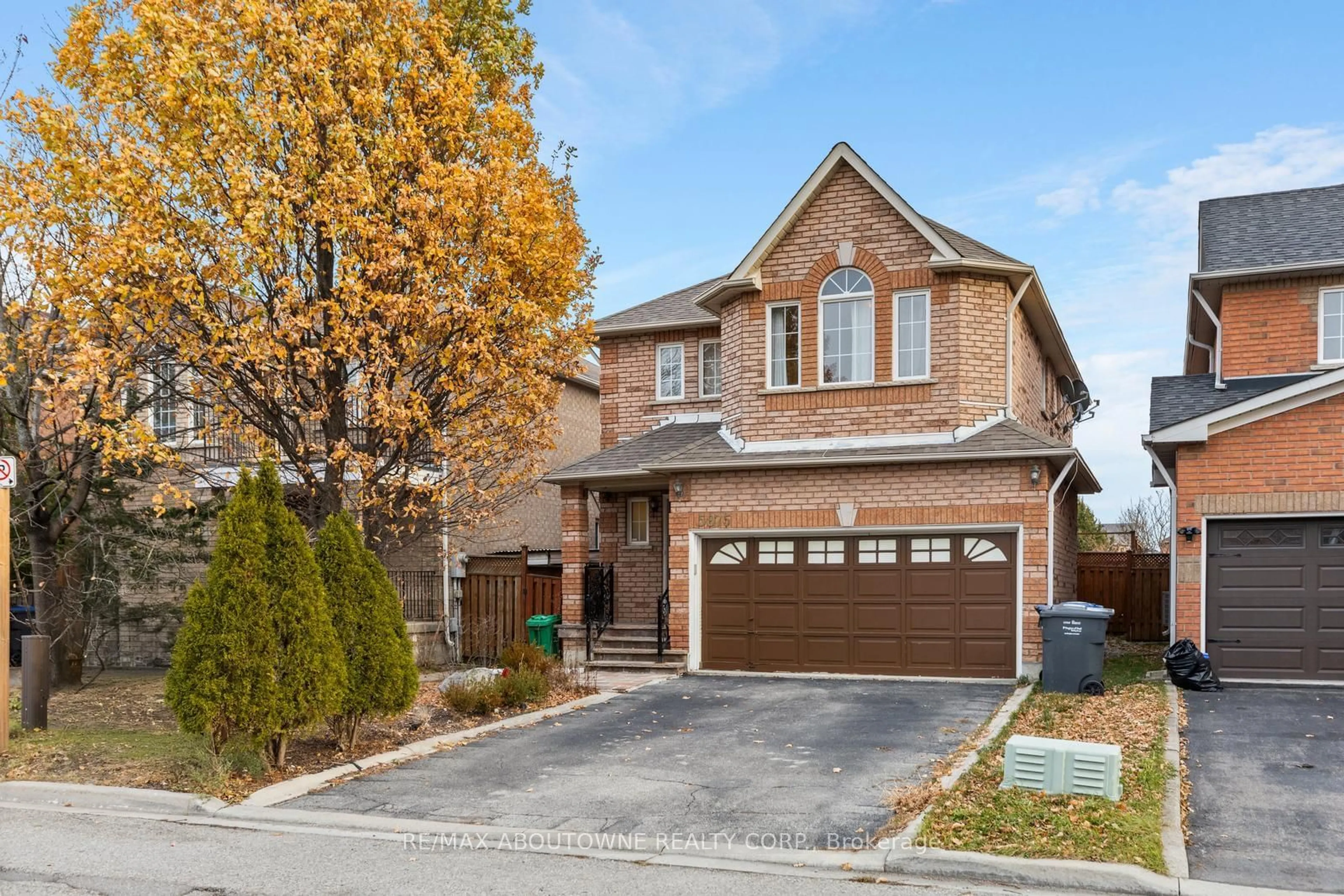 Home with brick exterior material for 5875 Chessman Crt, Mississauga Ontario L5M 6P4