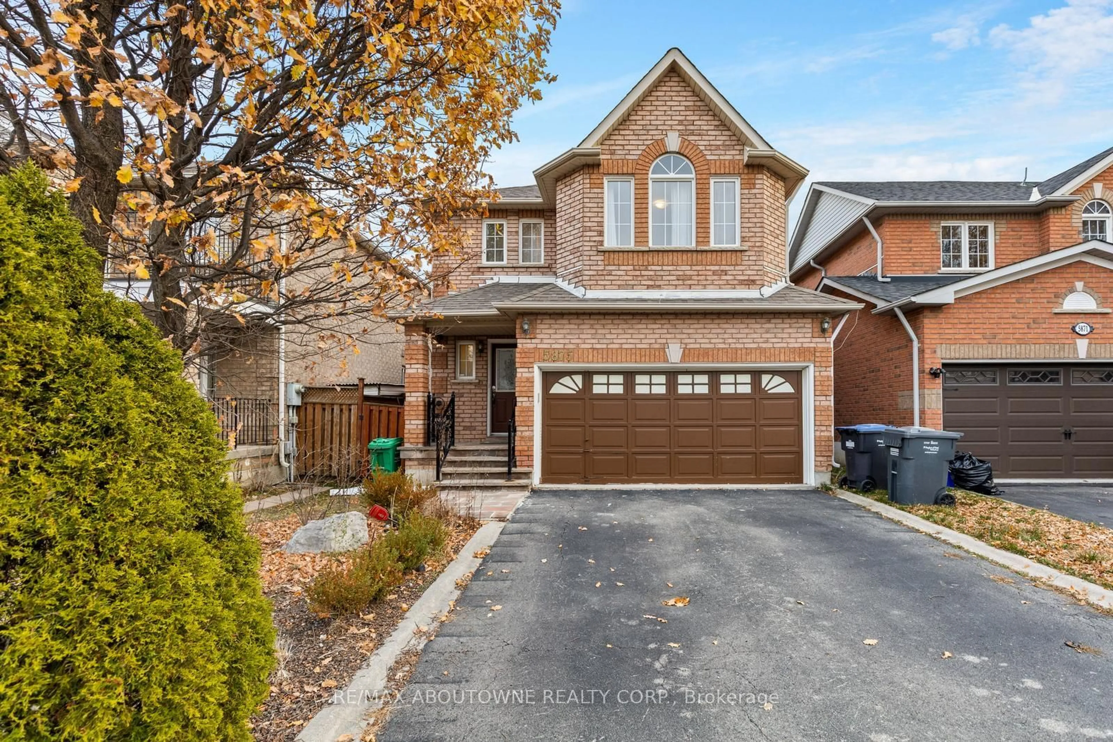 Home with brick exterior material for 5875 Chessman Crt, Mississauga Ontario L5M 6P4