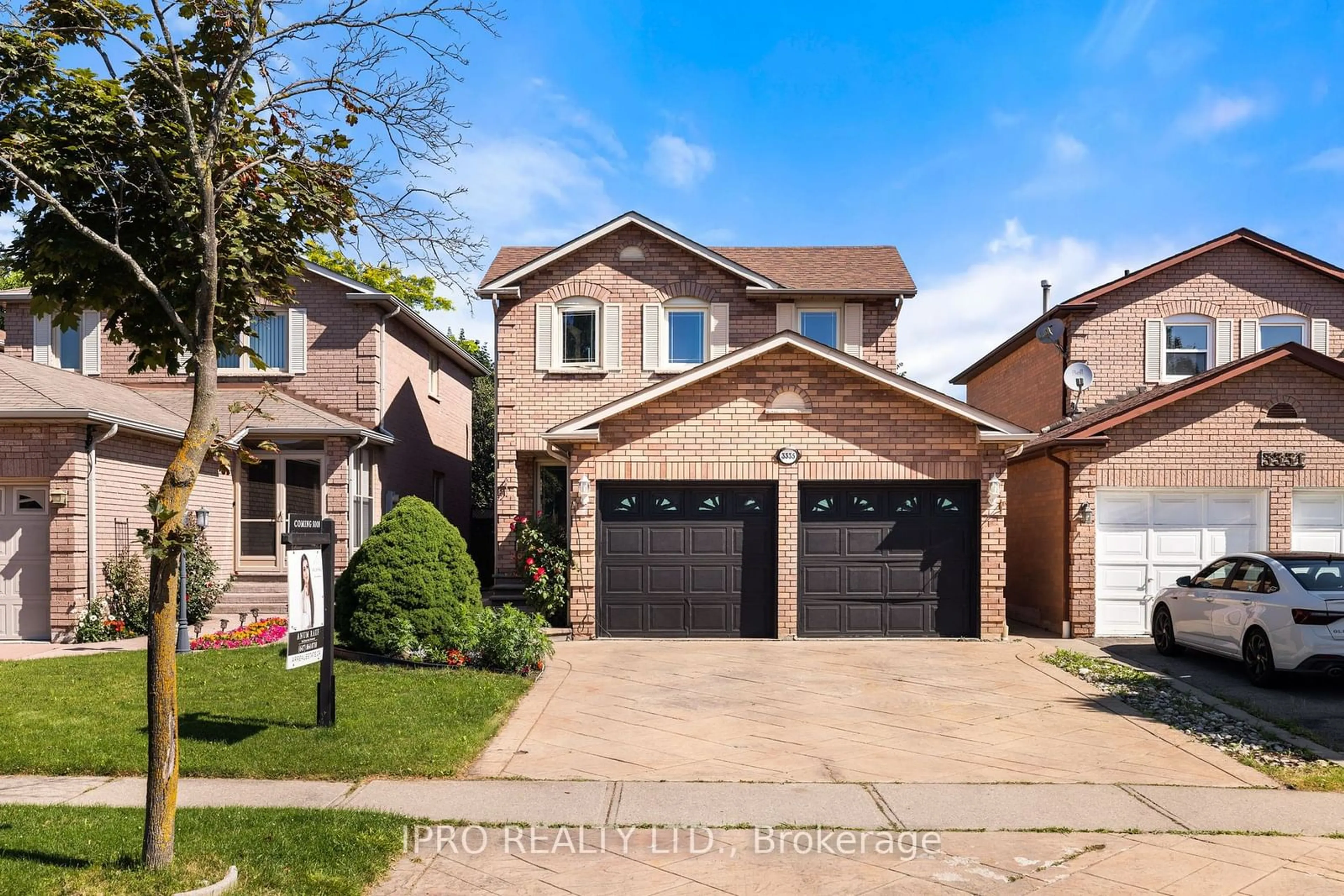 Frontside or backside of a home, the street view for 3335 Dovetail Mews, Mississauga Ontario L5L 5E9