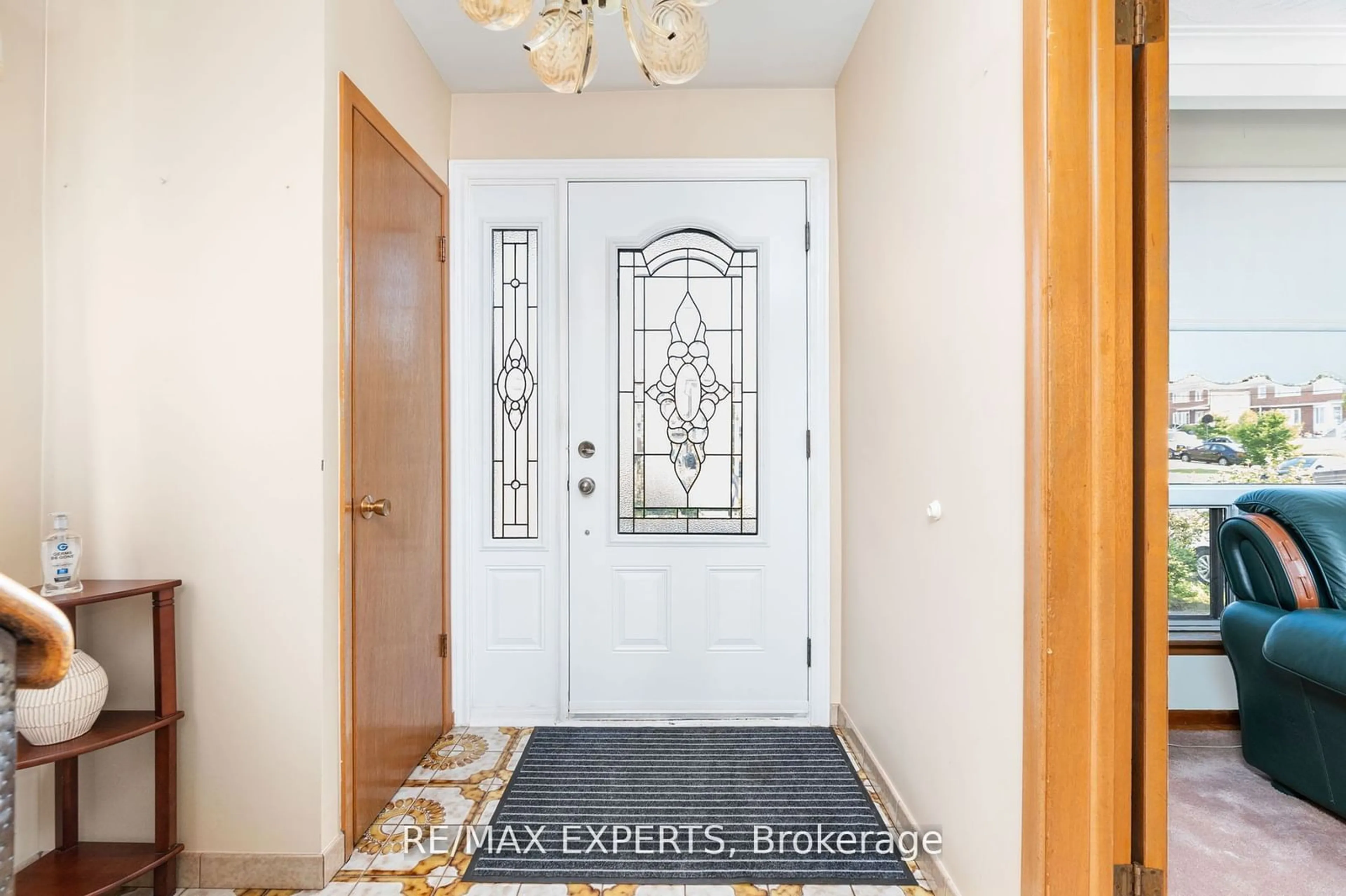 Indoor entryway, wood floors for 37 Donofree Rd, Toronto Ontario M6L 2P4