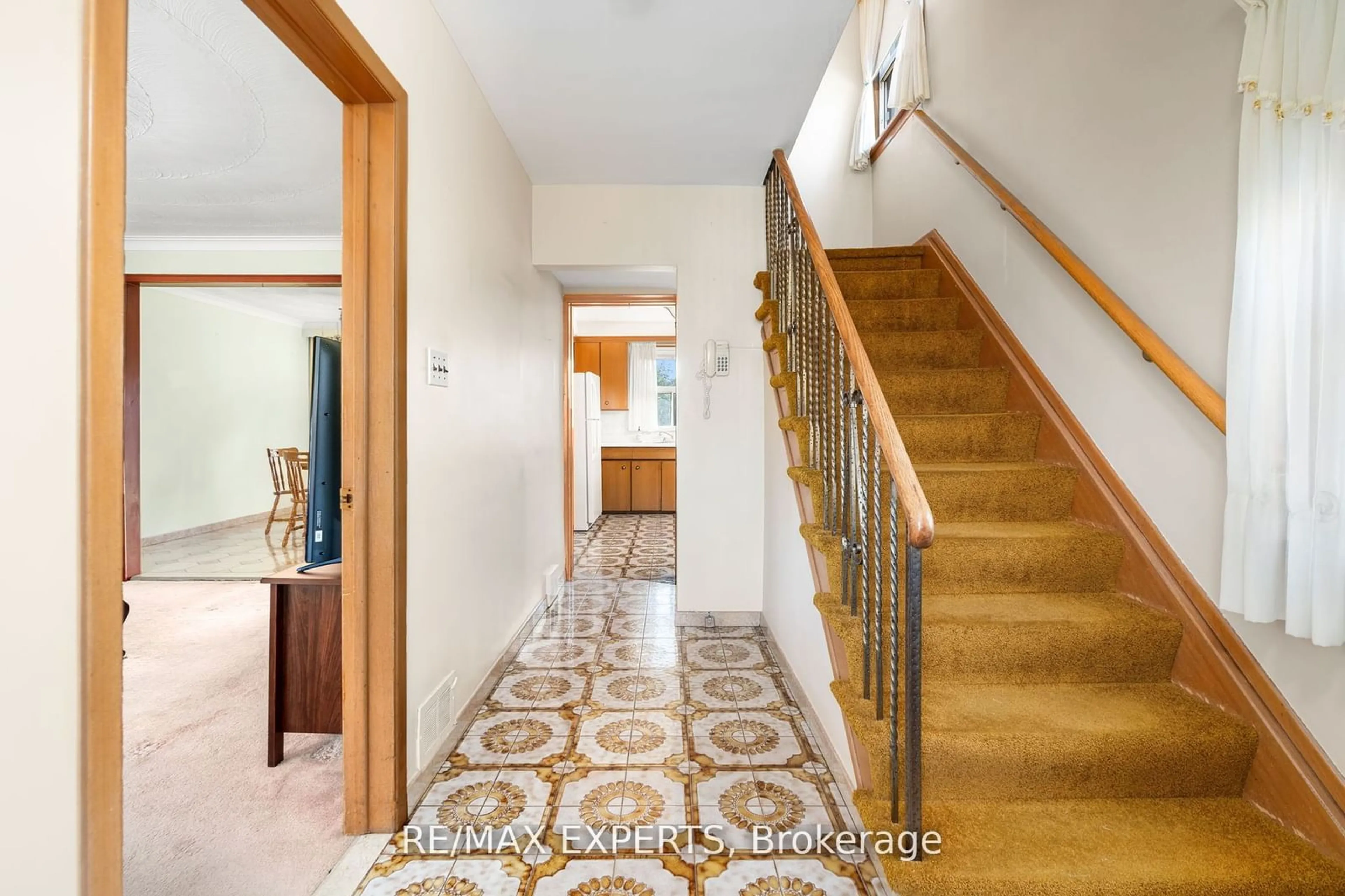 Indoor foyer, wood floors for 37 Donofree Rd, Toronto Ontario M6L 2P4