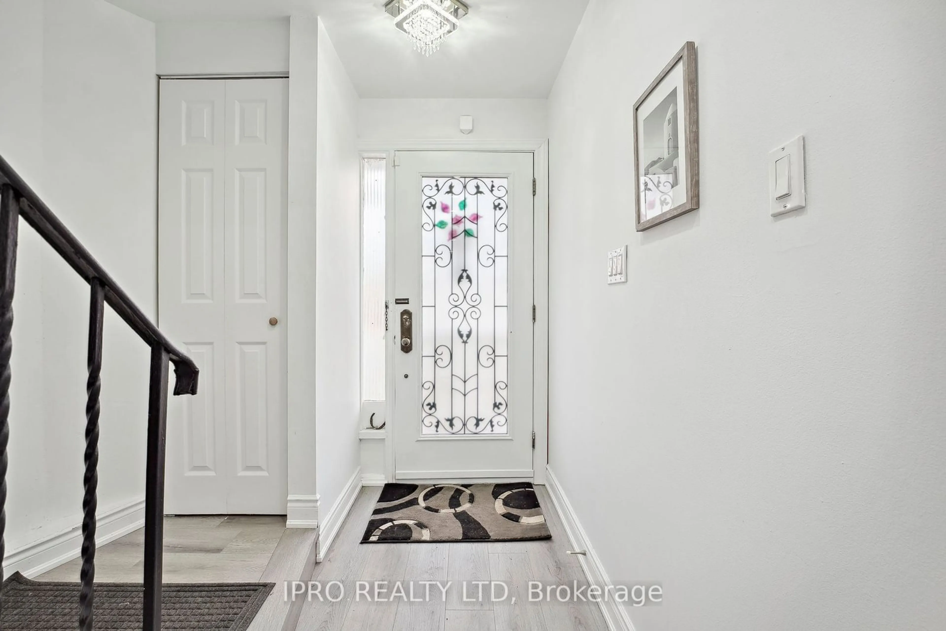 Indoor entryway, wood floors for 3420 Monica Dr, Mississauga Ontario L4T 3E7