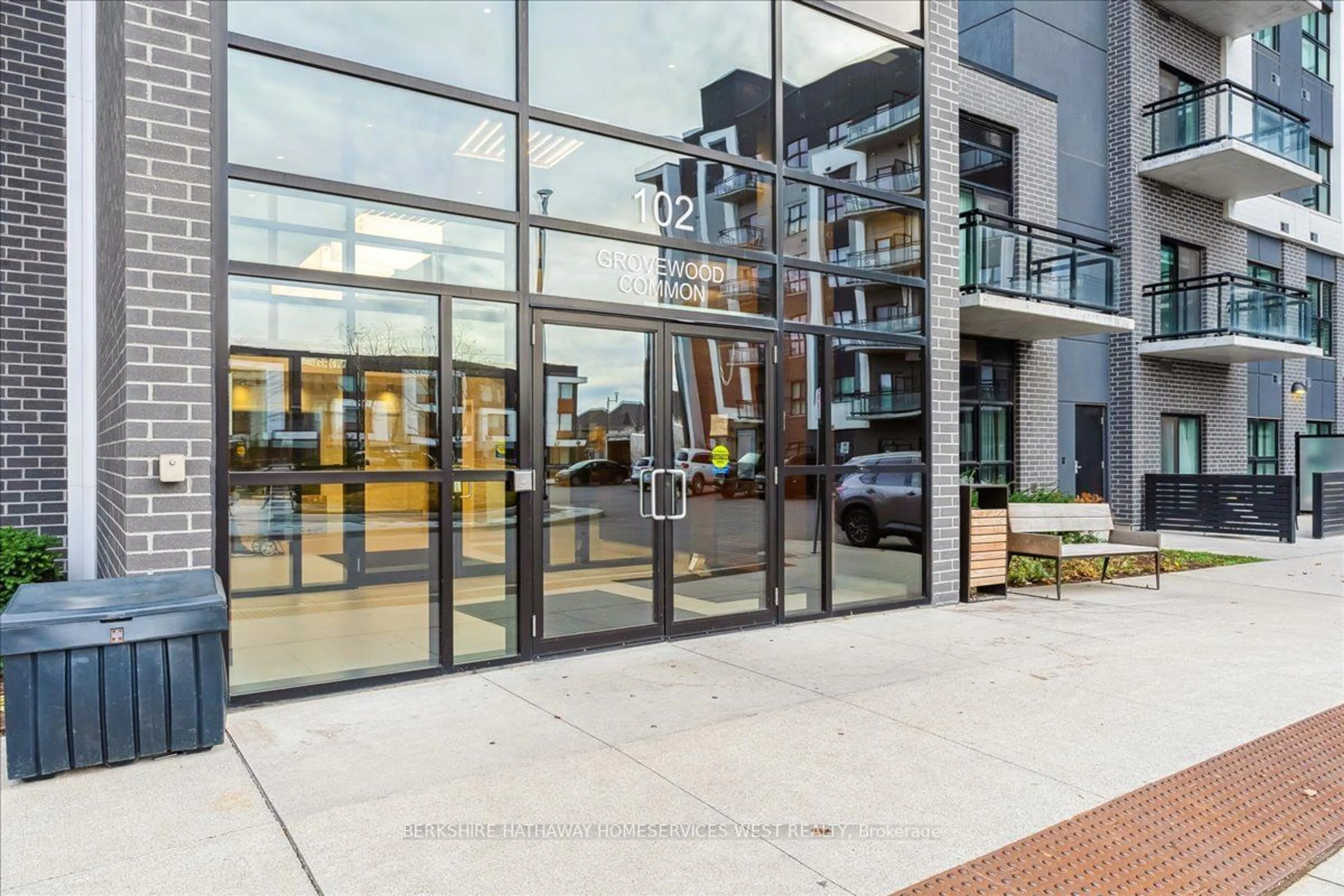 Indoor foyer, ceramic floors for 102 GROVEWOOD COMMON #535, Oakville Ontario L6H 0X2