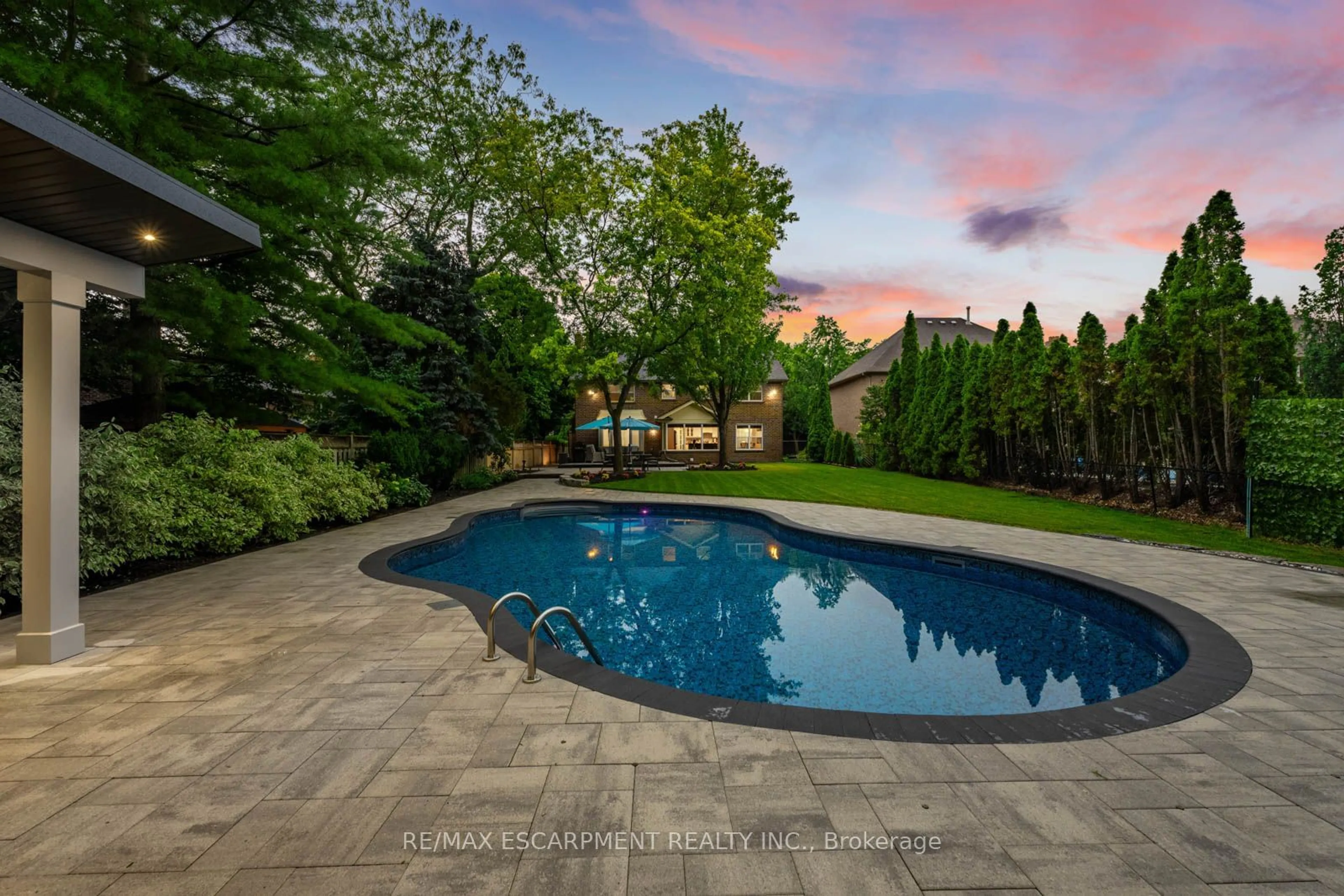 Indoor or outdoor pool for 1275 Montrose Abbey Dr, Oakville Ontario L6M 1R8